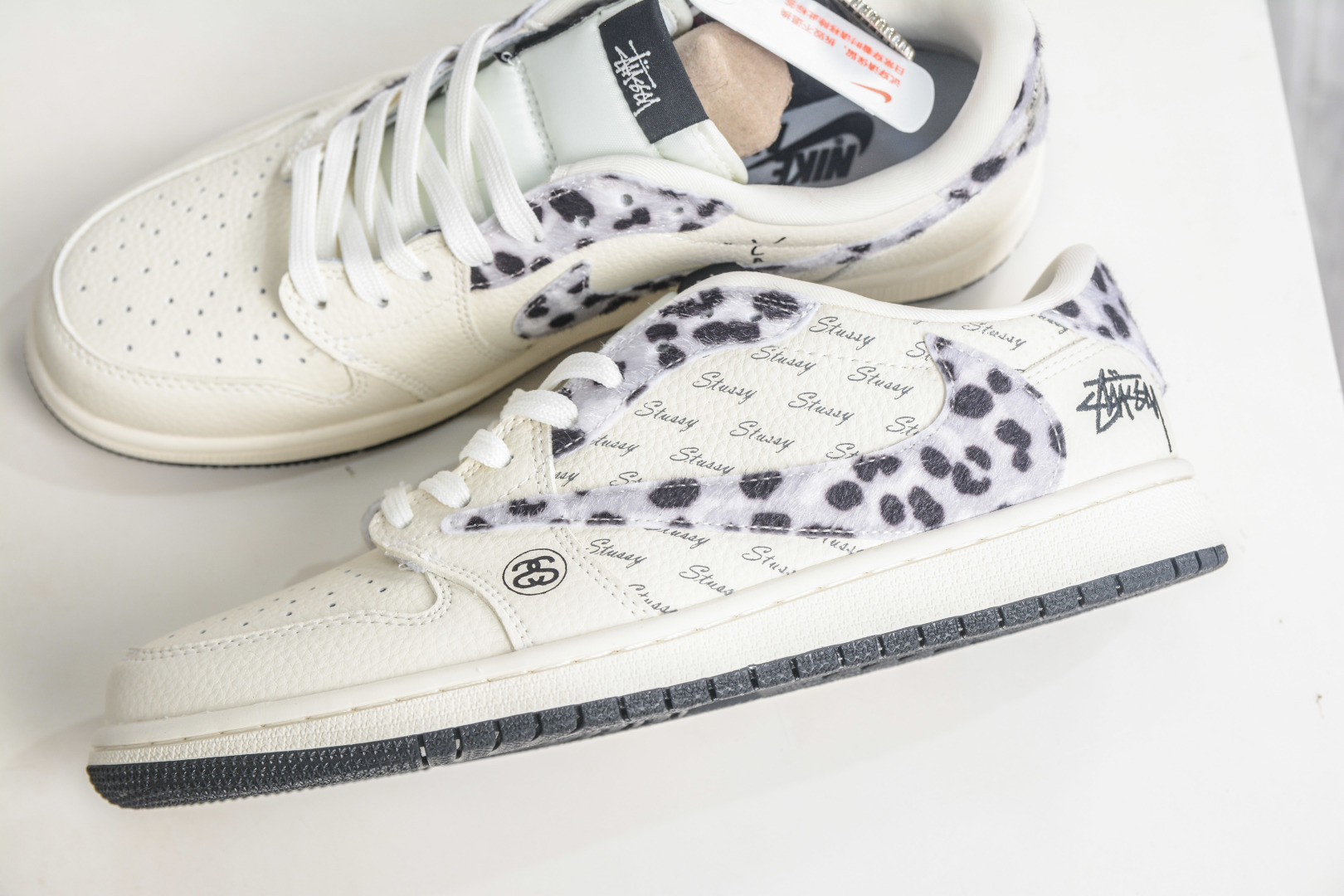 270 TS x Air Jordan x Stussy AJ1 Low 倒钩低帮联名斯图西-白灰黑豹纹 XJ0979-001