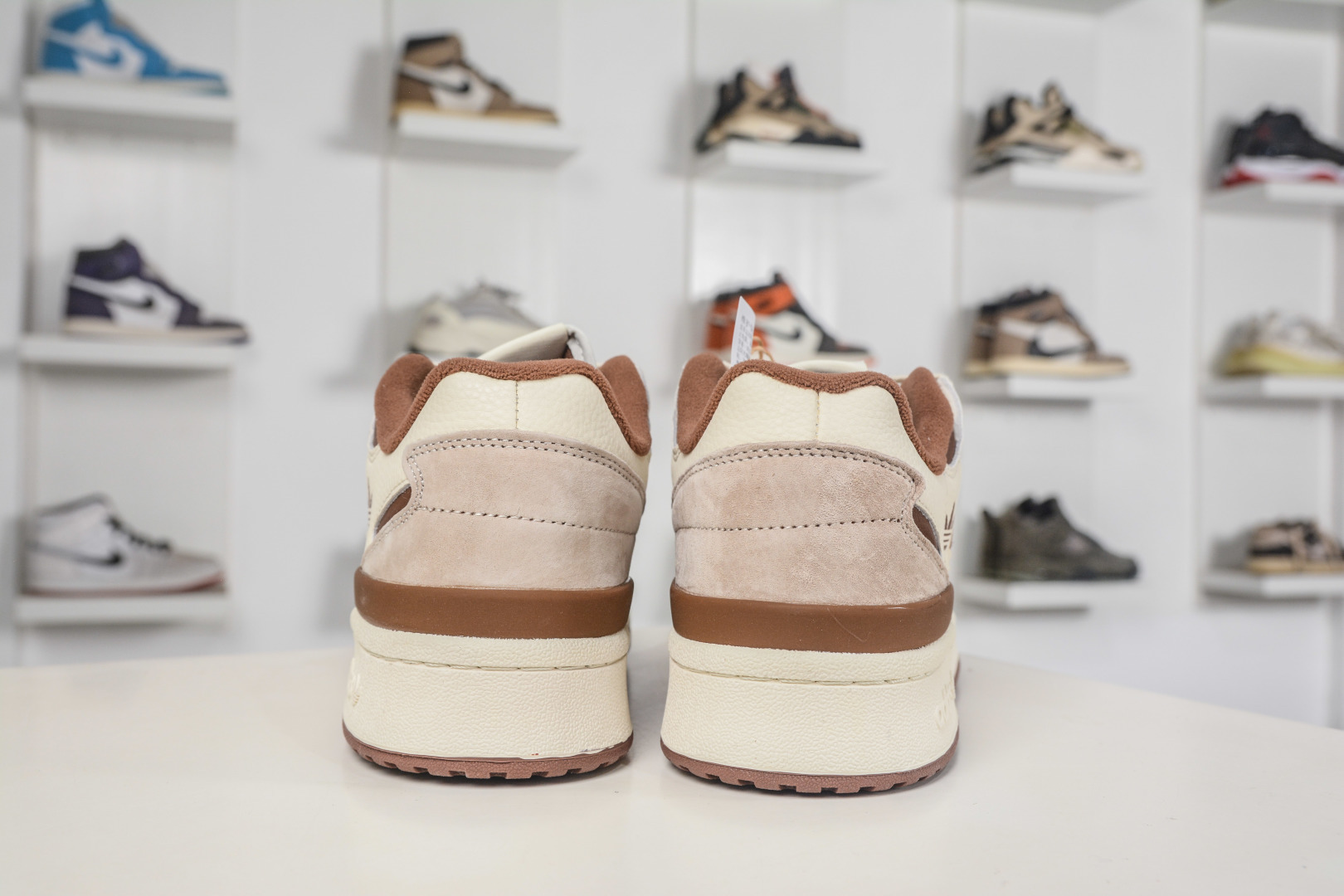 220 AD Originals Forum Low 低帮百搭潮流休闲运动板鞋 IG3900-Chinese UA Cheap High Quatity Brand Clothes Bags handbags Sneakers wholesale wholesaler seller from China Factory suppliers Fashion Clothing Shoes best Quality Beautiful Price 220 AD Originals Forum Low 低帮百搭潮流休闲运动板鞋 IG3900