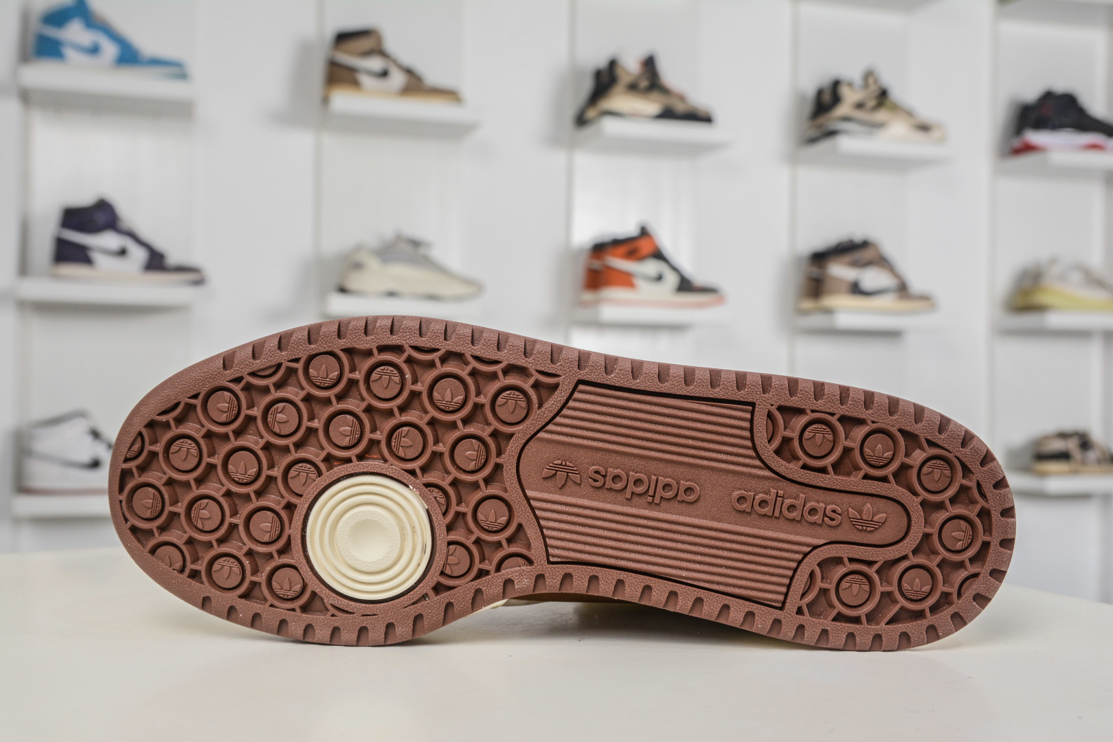 220 AD Originals Forum Low 低帮百搭潮流休闲运动板鞋 IG3900-Chinese UA Cheap High Quatity Brand Clothes Bags handbags Sneakers wholesale wholesaler seller from China Factory suppliers Fashion Clothing Shoes best Quality Beautiful Price 220 AD Originals Forum Low 低帮百搭潮流休闲运动板鞋 IG3900