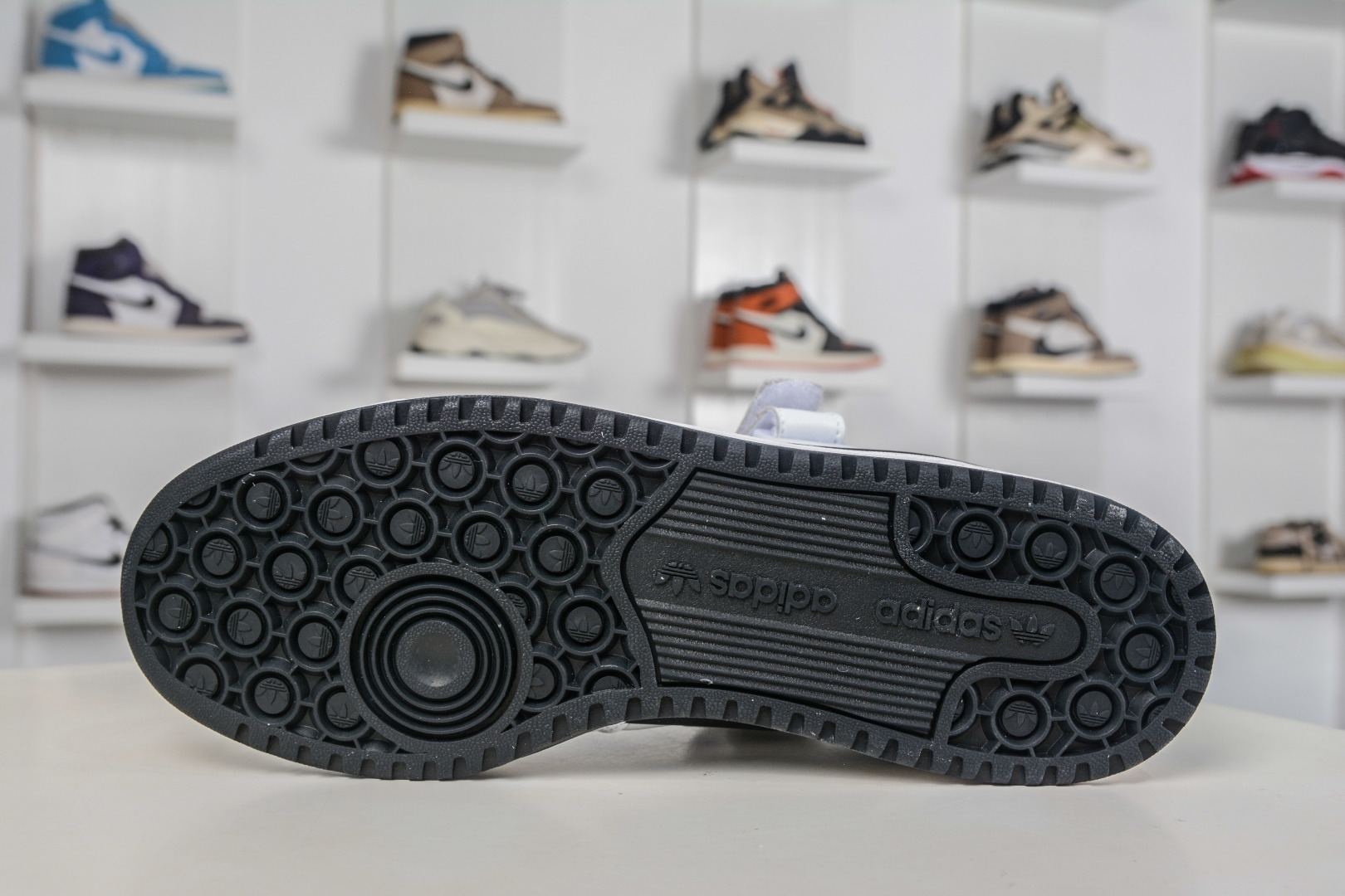 220 AD Originals Forum Low 低帮百搭潮流休闲运动板鞋 FY7757-Chinese UA Cheap High Quatity Brand Clothes Bags handbags Sneakers wholesale wholesaler seller from China Factory suppliers Fashion Clothing Shoes best Quality Beautiful Price 220 AD Originals Forum Low 低帮百搭潮流休闲运动板鞋 FY7757