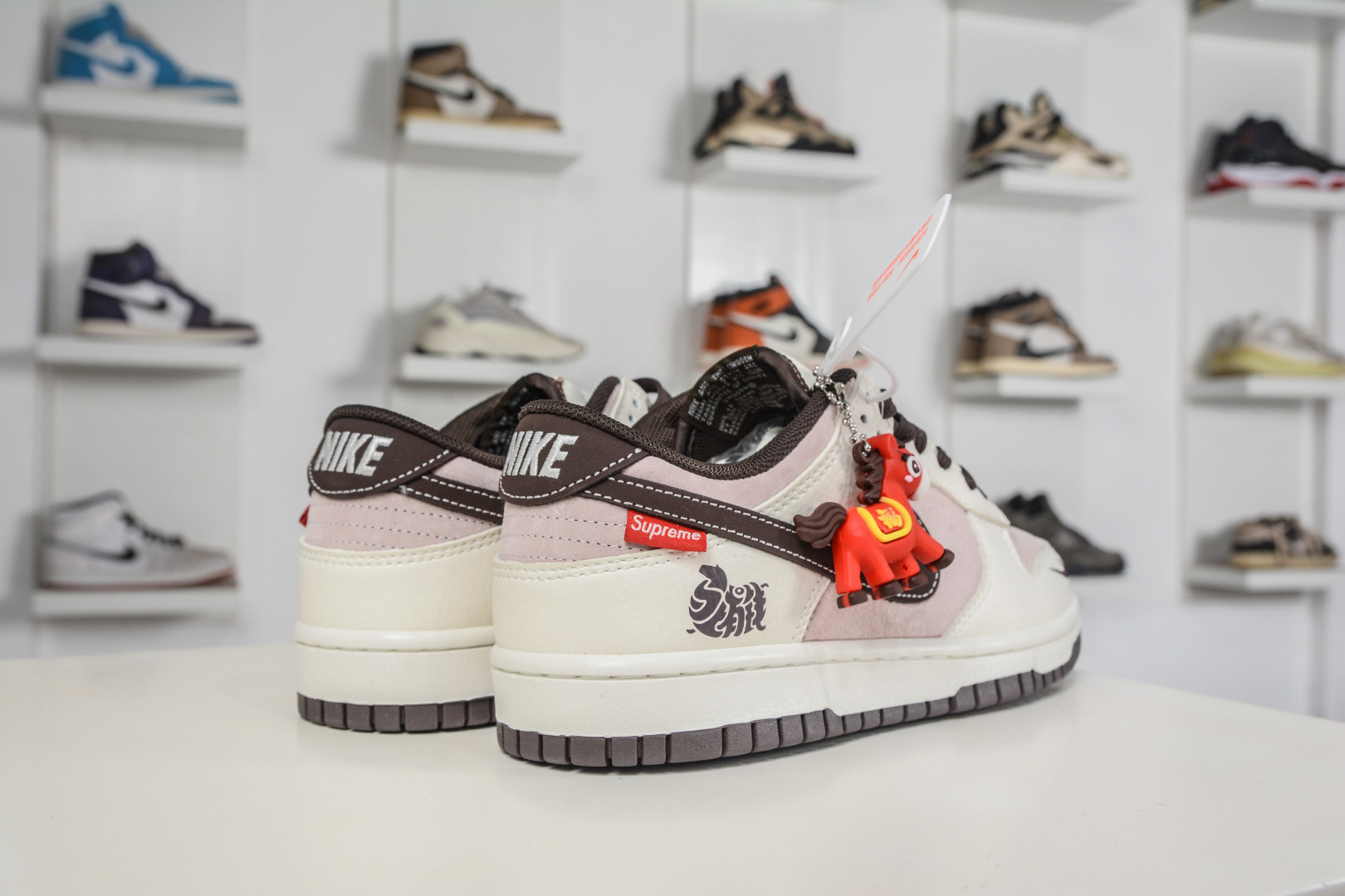 270 Nike SB Dunk Low x Superme SUP马年限定联名-白粉棕 XZ5899-118-Chinese UA Cheap High Quatity Brand Clothes Bags handbags Sneakers wholesale wholesaler seller from China Factory suppliers Fashion Clothing Shoes best Quality Beautiful Price 270 Nike SB Dunk Low x Superme SUP马年限定联名-白粉棕 XZ5899-118