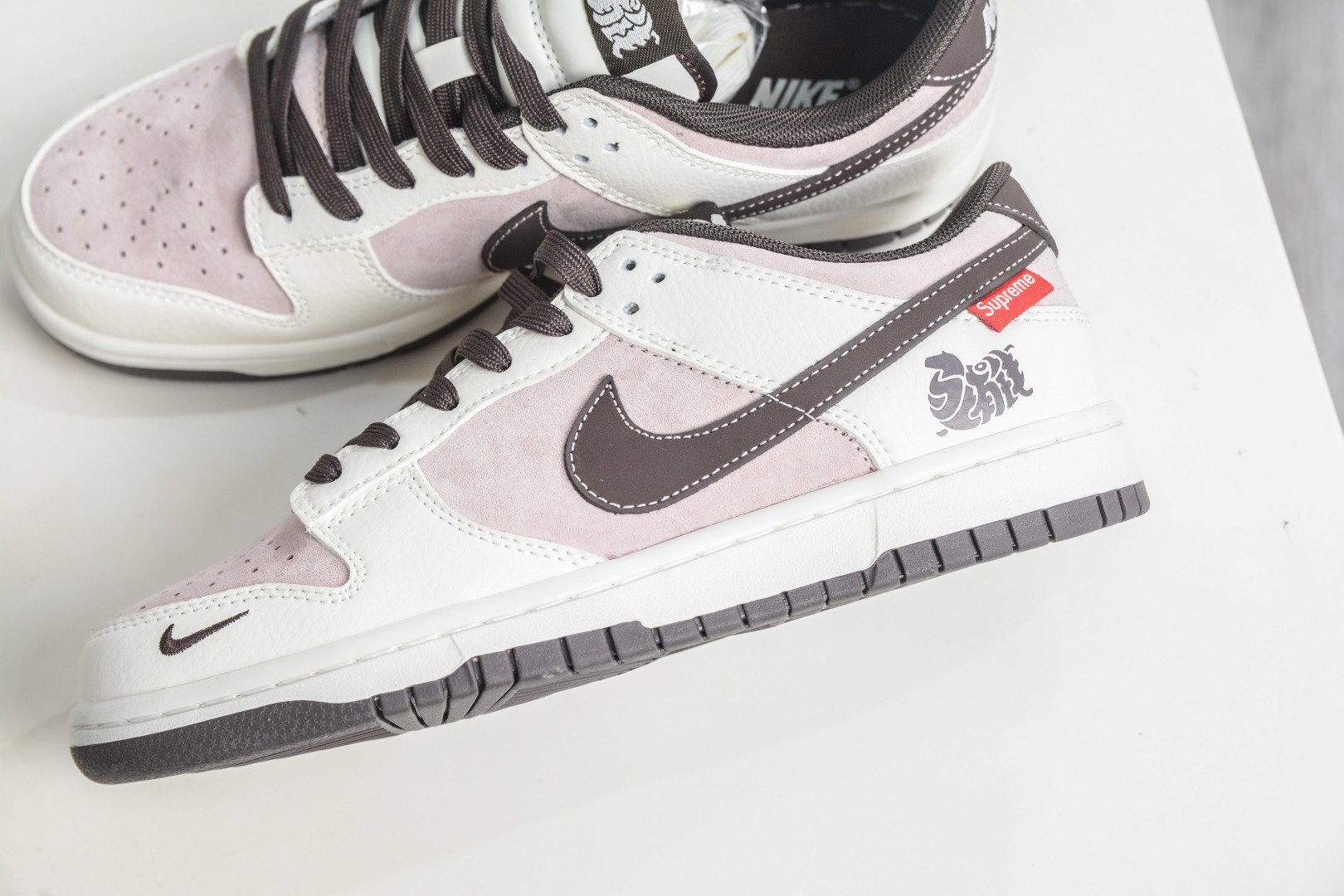 270 Nike SB Dunk Low x Superme SUP马年限定联名-白粉棕 XZ5899-118-Chinese UA Cheap High Quatity Brand Clothes Bags handbags Sneakers wholesale wholesaler seller from China Factory suppliers Fashion Clothing Shoes best Quality Beautiful Price 270 Nike SB Dunk Low x Superme SUP马年限定联名-白粉棕 XZ5899-118