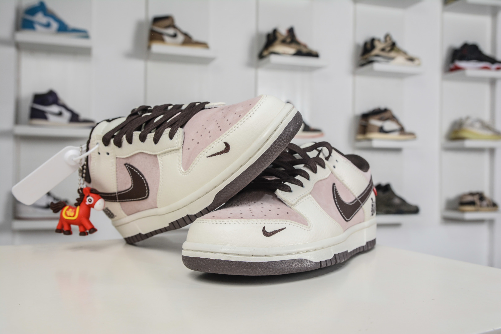 270 Nike SB Dunk Low x Superme SUP马年限定联名-白粉棕 XZ5899-118-Chinese UA Cheap High Quatity Brand Clothes Bags handbags Sneakers wholesale wholesaler seller from China Factory suppliers Fashion Clothing Shoes best Quality Beautiful Price 270 Nike SB Dunk Low x Superme SUP马年限定联名-白粉棕 XZ5899-118