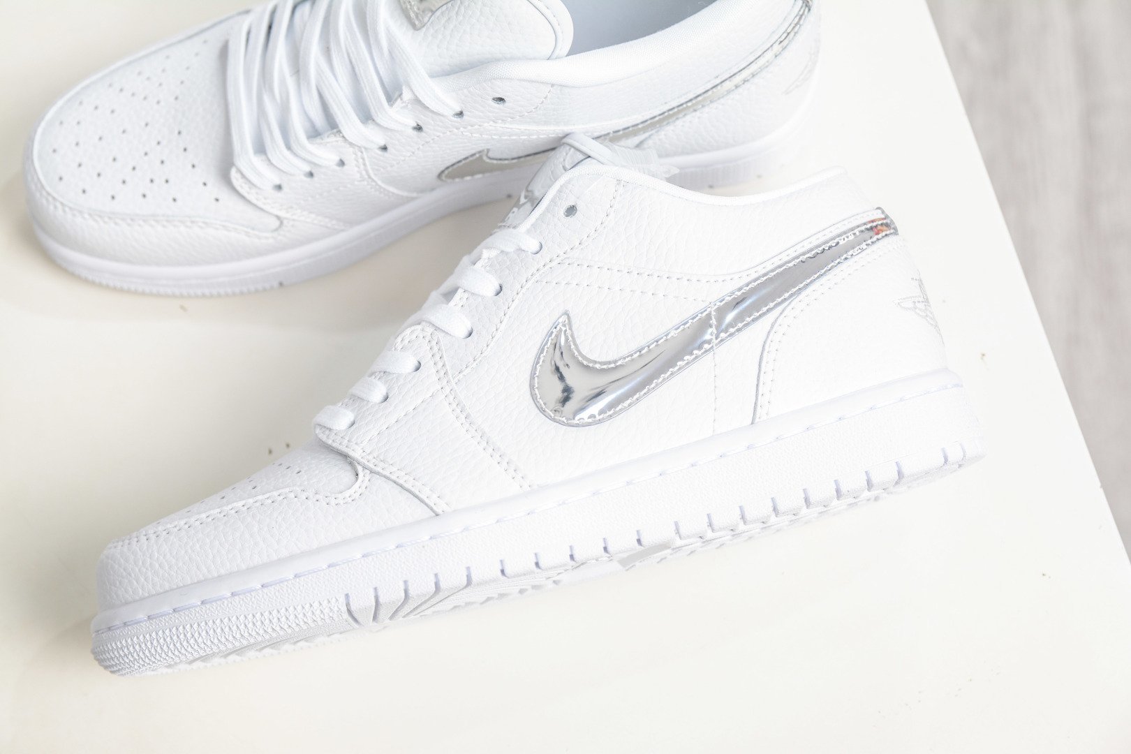 180 Air Jordan 1 Low 白银 AJ1 低帮休闲板鞋 IQ9381-100