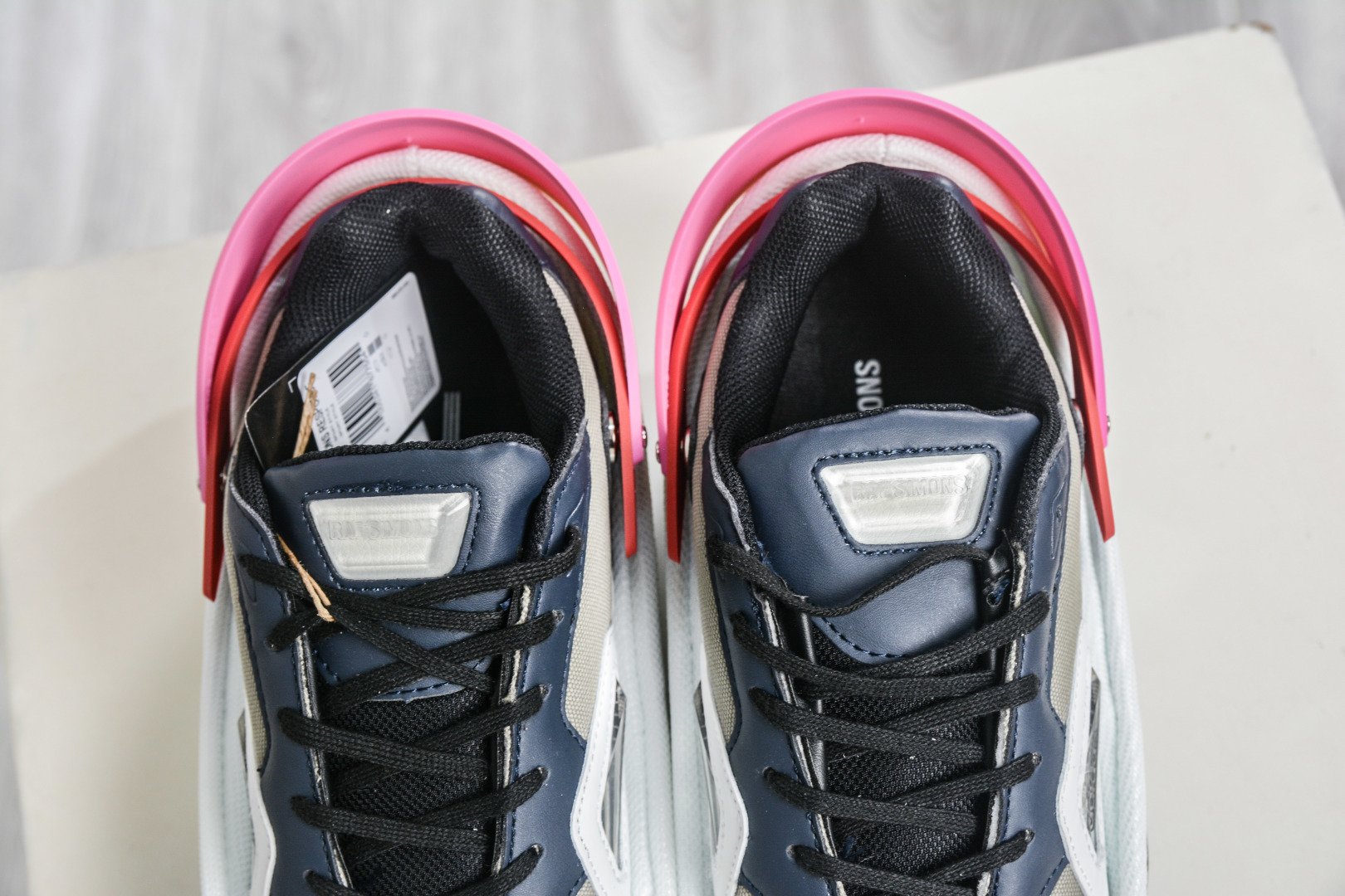 RAF SIMONS RUNNER 潮流运动 圆头系带 低帮休闲鞋采用光滑皮革 M20564