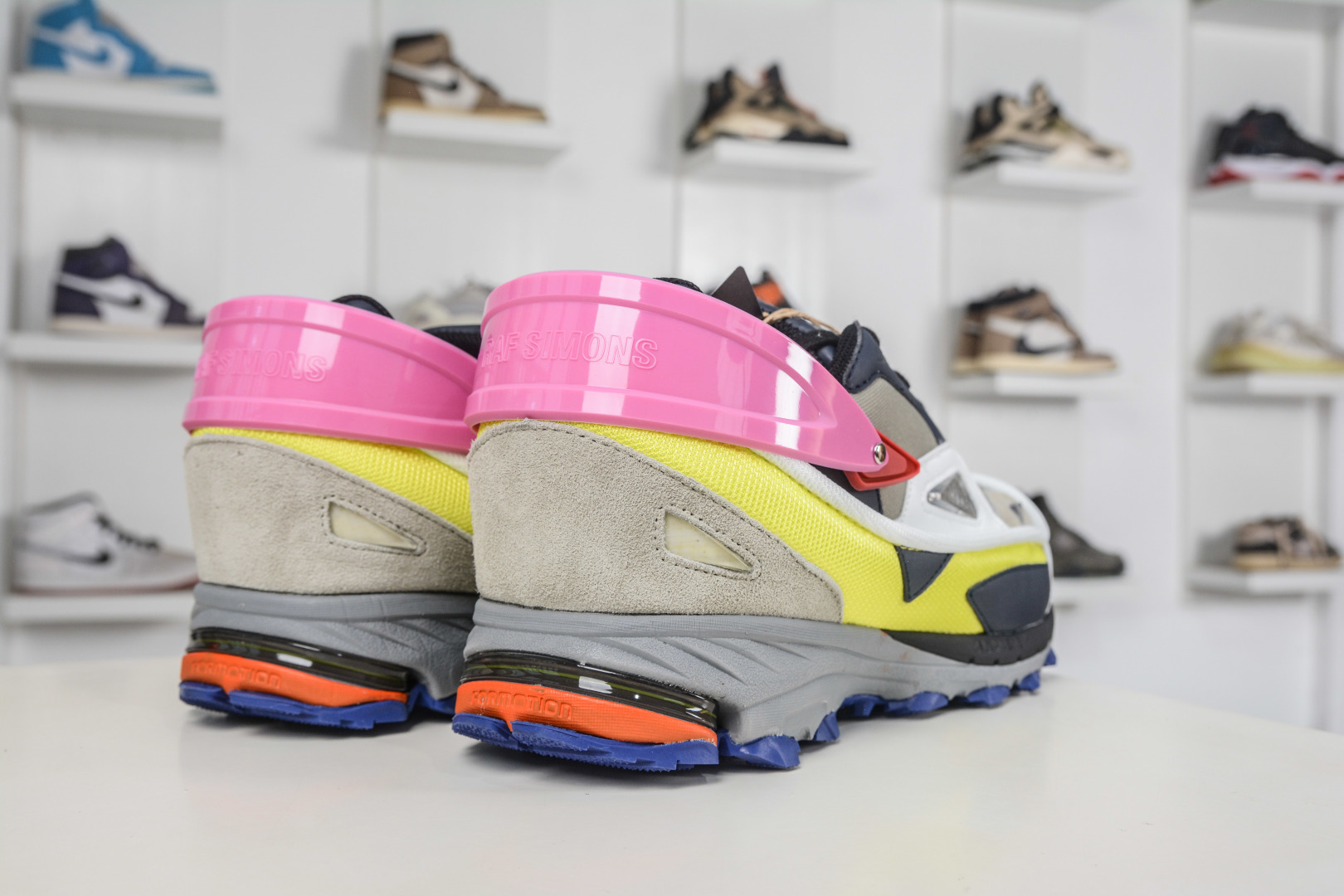 RAF SIMONS RUNNER 潮流运动 圆头系带 低帮休闲鞋采用光滑皮革 M20564
