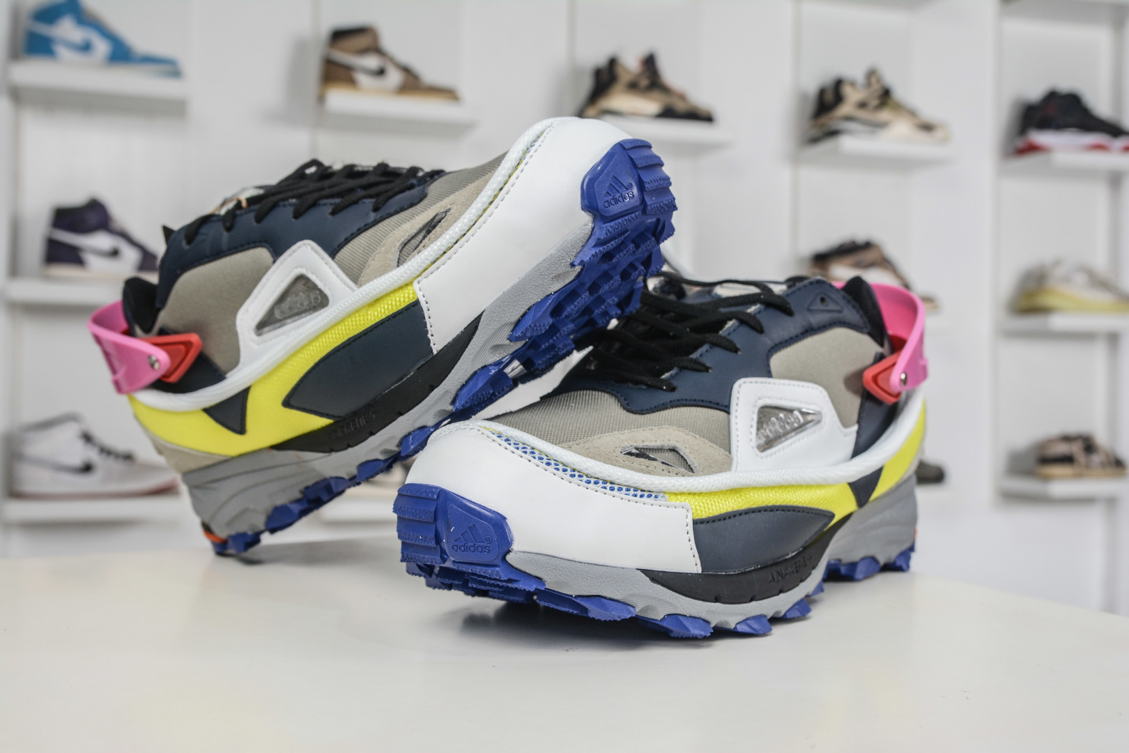 RAF SIMONS RUNNER 潮流运动 圆头系带 低帮休闲鞋采用光滑皮革 M20564