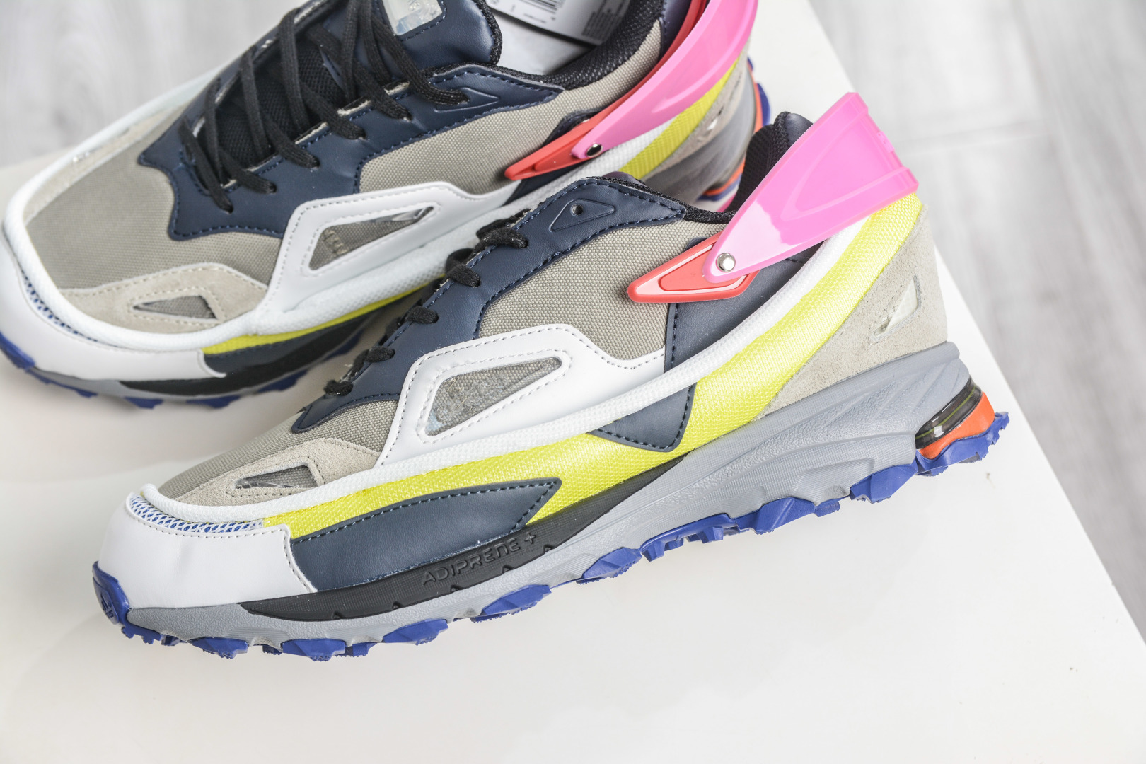 RAF SIMONS RUNNER 潮流运动 圆头系带 低帮休闲鞋采用光滑皮革 M20564