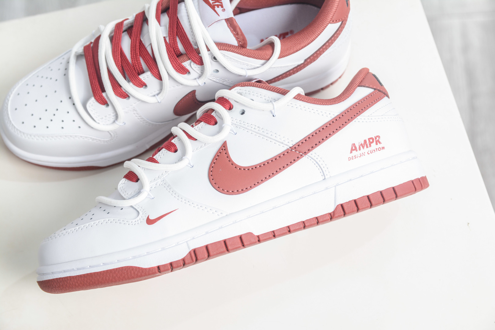 NK Dunk Low Retro 朱旌 白红 此款以低饱和灰度叠搭塑造高级层次感 WR0620-119 NK Dunk Low Retro 朱旌 白红 此款以低饱和灰度叠搭塑造高级层次感 WR0620-119