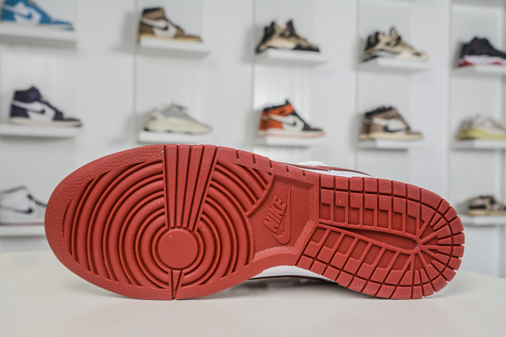NK Dunk Low Retro 朱旌 白红 此款以低饱和灰度叠搭塑造高级层次感 WR0620-119 NK Dunk Low Retro 朱旌 白红 此款以低饱和灰度叠搭塑造高级层次感 WR0620-119