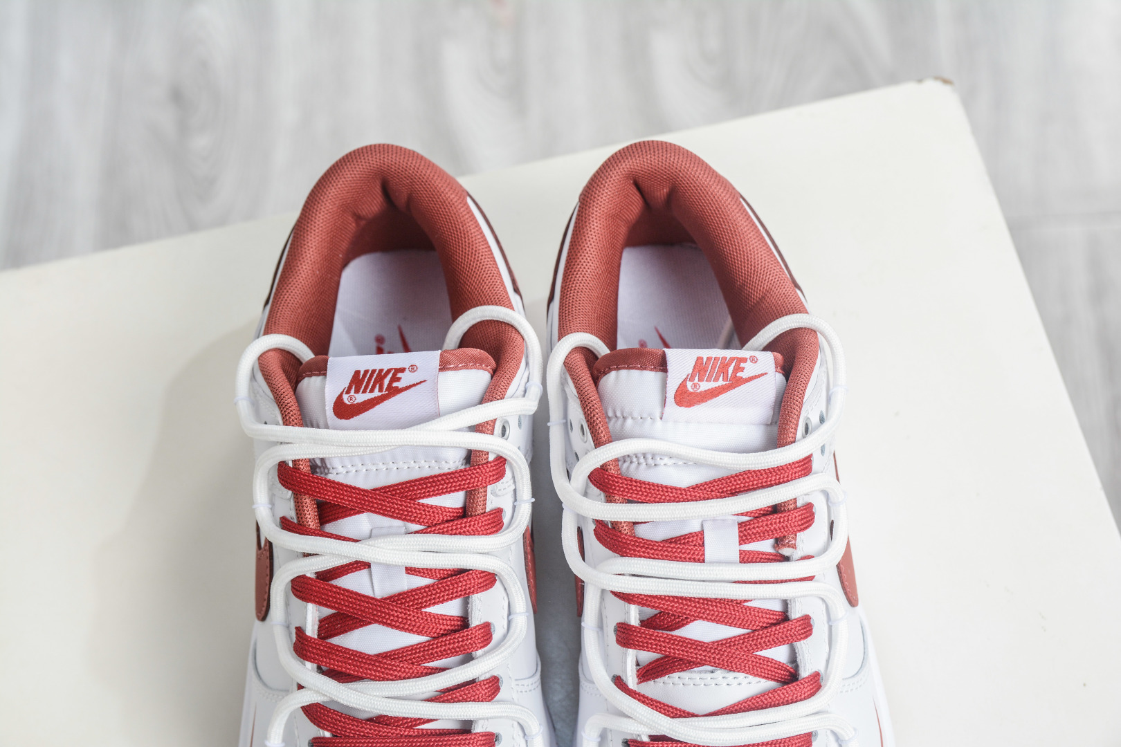 NK Dunk Low Retro 朱旌 白红 此款以低饱和灰度叠搭塑造高级层次感 WR0620-119 NK Dunk Low Retro 朱旌 白红 此款以低饱和灰度叠搭塑造高级层次感 WR0620-119