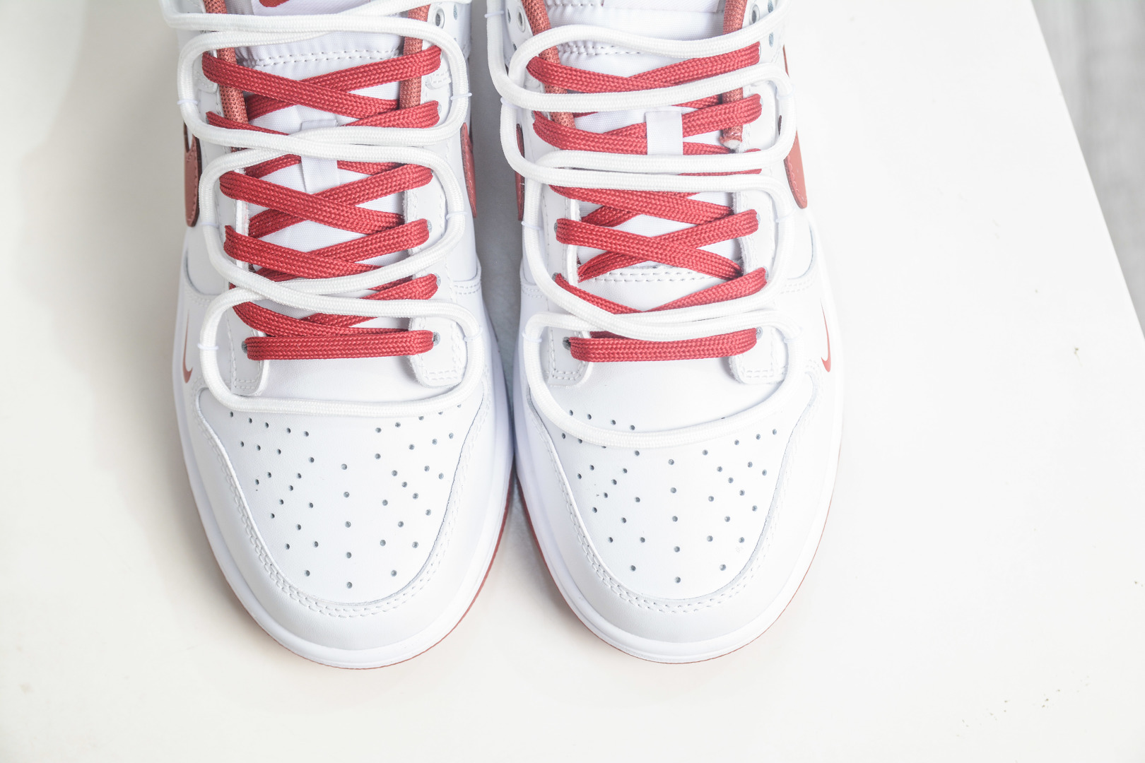 NK Dunk Low Retro 朱旌 白红 此款以低饱和灰度叠搭塑造高级层次感 WR0620-119 NK Dunk Low Retro 朱旌 白红 此款以低饱和灰度叠搭塑造高级层次感 WR0620-119