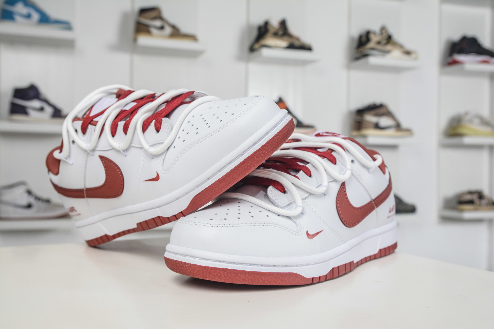 NK Dunk Low Retro 朱旌 白红 此款以低饱和灰度叠搭塑造高级层次感 WR0620-119 NK Dunk Low Retro 朱旌 白红 此款以低饱和灰度叠搭塑造高级层次感 WR0620-119