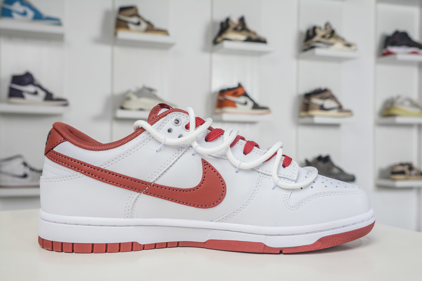 NK Dunk Low Retro 朱旌 白红 此款以低饱和灰度叠搭塑造高级层次感 WR0620-119 NK Dunk Low Retro 朱旌 白红 此款以低饱和灰度叠搭塑造高级层次感 WR0620-119
