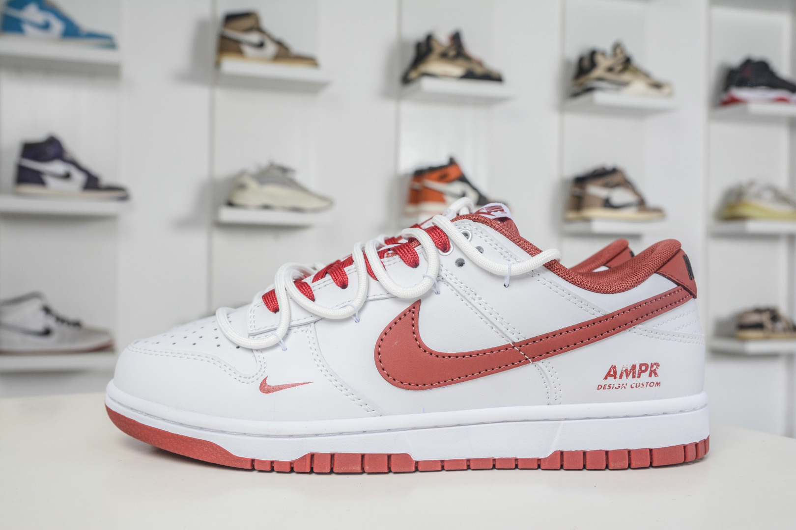NK Dunk Low Retro 朱旌 白红 此款以低饱和灰度叠搭塑造高级层次感 WR0620-119 NK Dunk Low Retro 朱旌 白红 此款以低饱和灰度叠搭塑造高级层次感 WR0620-119