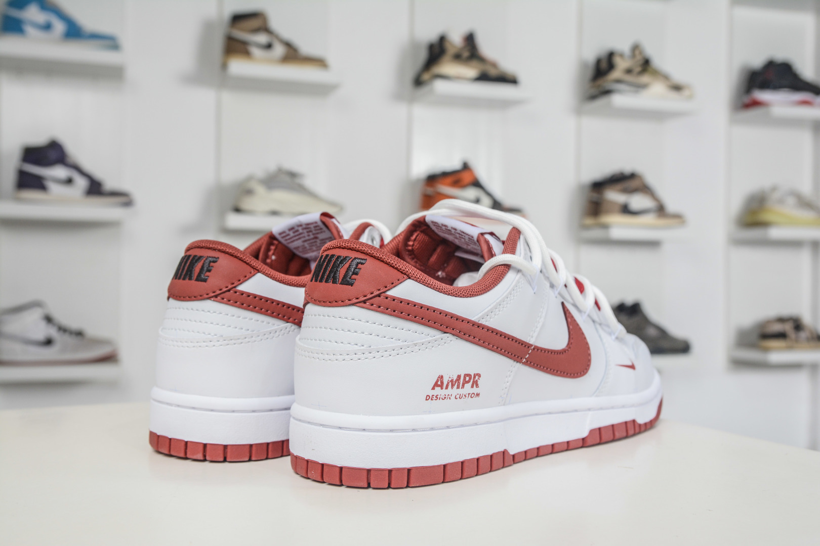 NK Dunk Low Retro 朱旌 白红 此款以低饱和灰度叠搭塑造高级层次感 WR0620-119 NK Dunk Low Retro 朱旌 白红 此款以低饱和灰度叠搭塑造高级层次感 WR0620-119