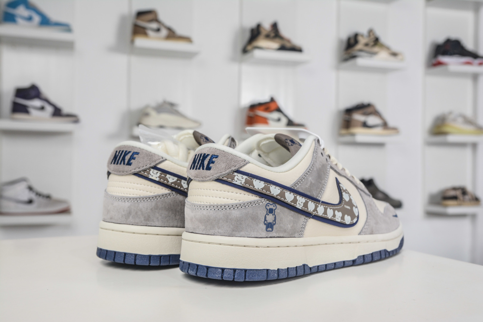 Nike SB Dunk Low x Kaws 暴力熊联名-米灰 TX1688-007 Nike SB Dunk Low x Kaws 暴力熊联名-米灰 TX1688-007