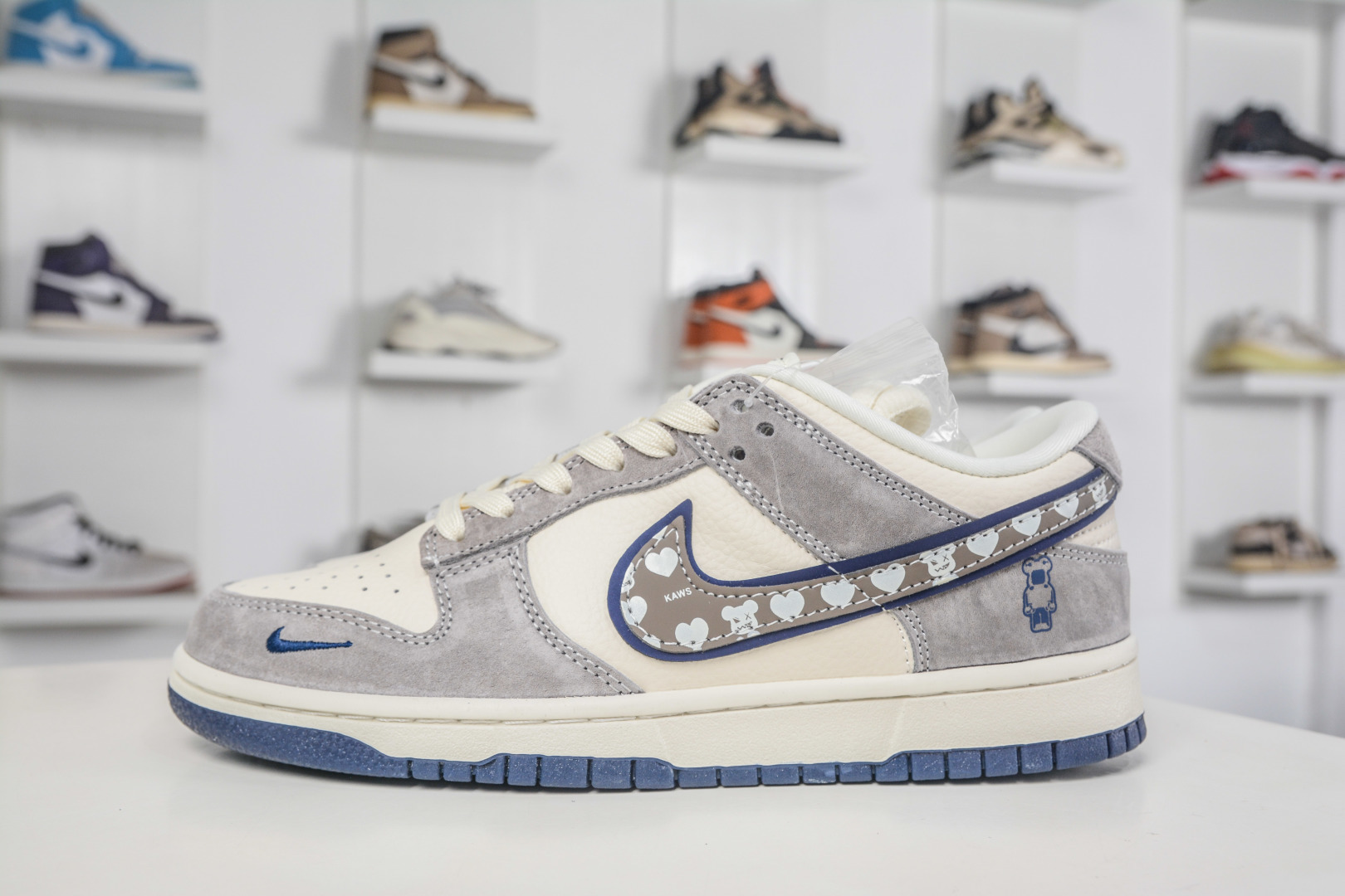 Nike SB Dunk Low x Kaws 暴力熊联名-米灰 TX1688-007 Nike SB Dunk Low x Kaws 暴力熊联名-米灰 TX1688-007