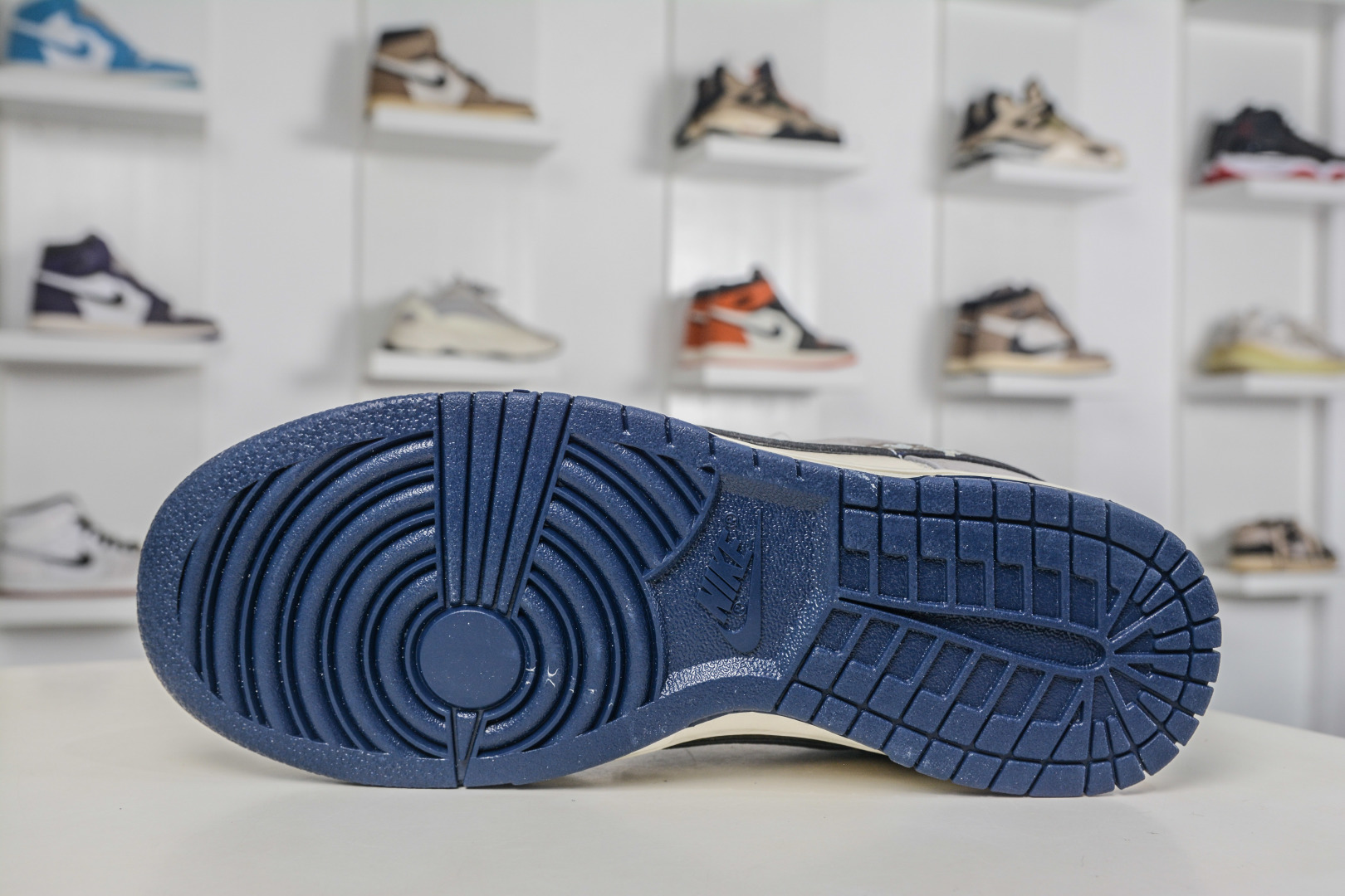 Nike SB Dunk Low x Kaws 暴力熊联名-米灰 TX1688-007 Nike SB Dunk Low x Kaws 暴力熊联名-米灰 TX1688-007