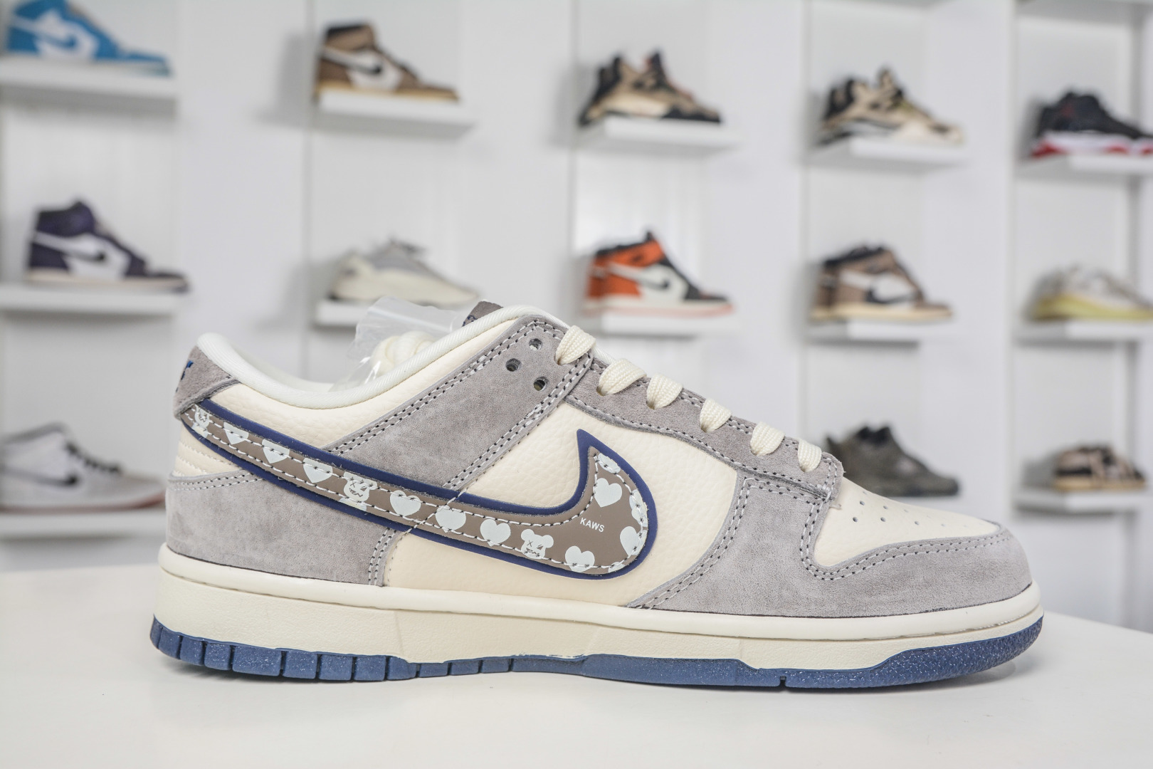 Nike SB Dunk Low x Kaws 暴力熊联名-米灰 TX1688-007 Nike SB Dunk Low x Kaws 暴力熊联名-米灰 TX1688-007