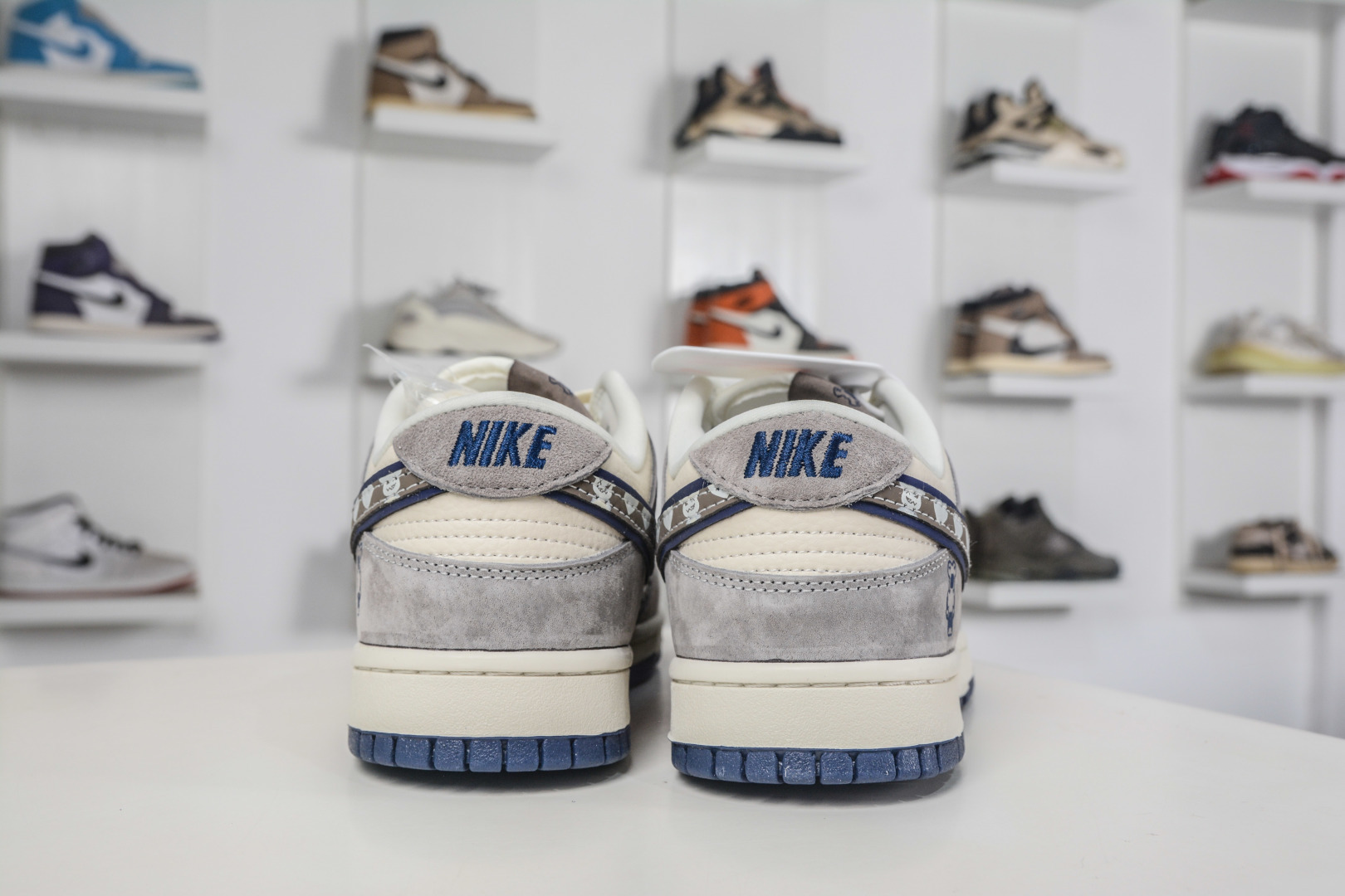 Nike SB Dunk Low x Kaws 暴力熊联名-米灰 TX1688-007 Nike SB Dunk Low x Kaws 暴力熊联名-米灰 TX1688-007
