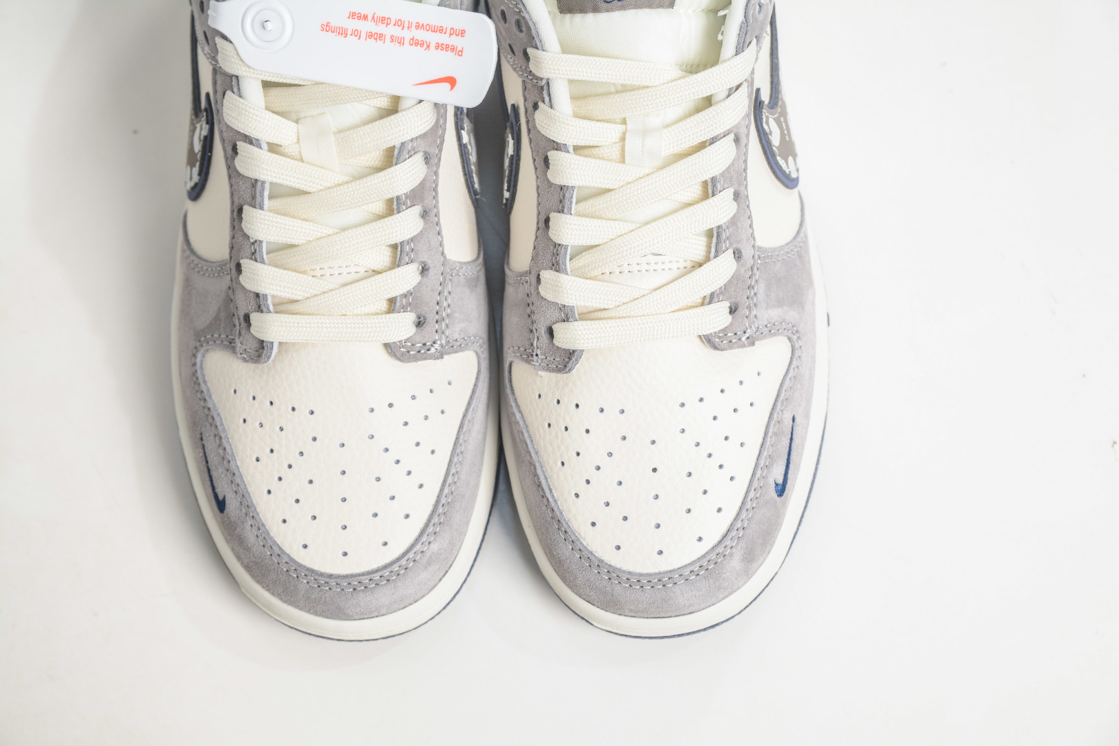 Nike SB Dunk Low x Kaws 暴力熊联名-米灰 TX1688-007 Nike SB Dunk Low x Kaws 暴力熊联名-米灰 TX1688-007