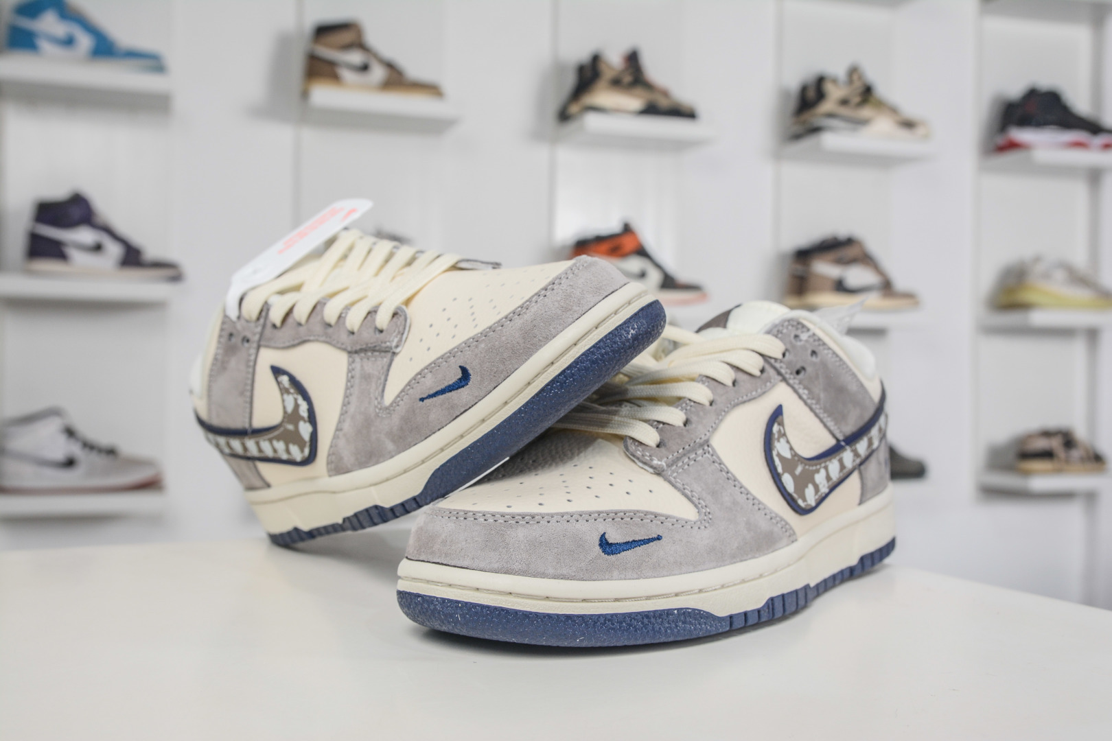 Nike SB Dunk Low x Kaws 暴力熊联名-米灰 TX1688-007 Nike SB Dunk Low x Kaws 暴力熊联名-米灰 TX1688-007