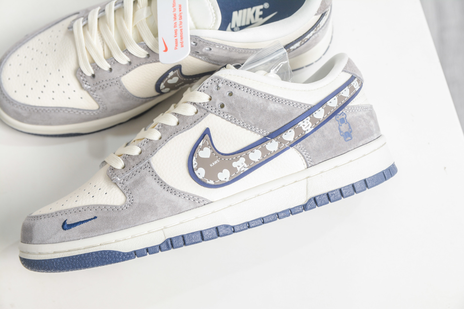 Nike SB Dunk Low x Kaws 暴力熊联名-米灰 TX1688-007 Nike SB Dunk Low x Kaws 暴力熊联名-米灰 TX1688-007