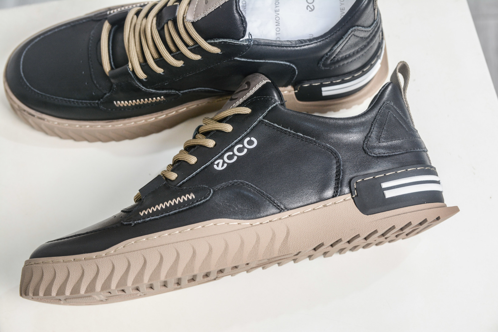 ECCO爱步休闲板鞋 舒适耐磨厚底鞋 街头ACE热销款 502935-010