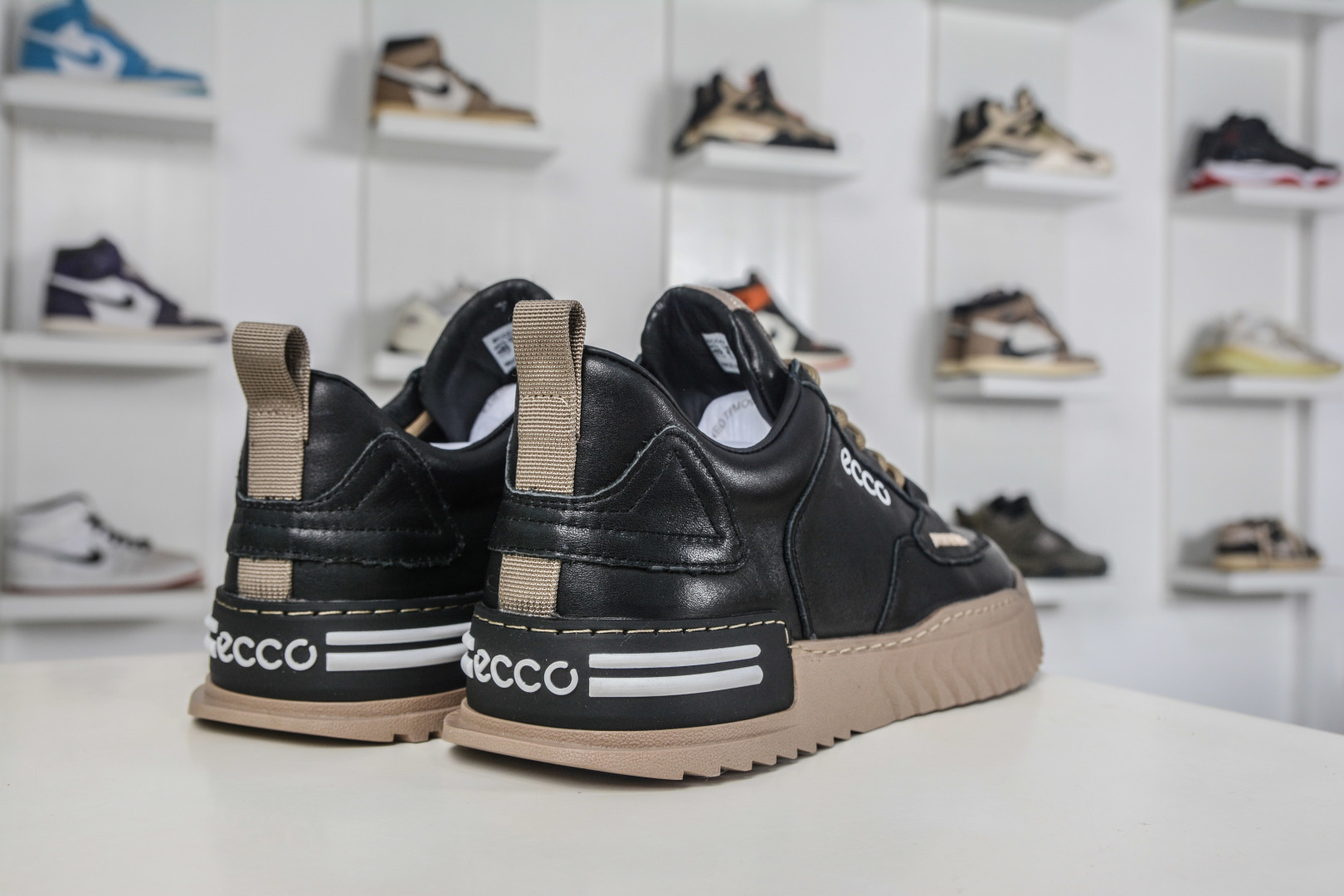 ECCO爱步休闲板鞋 舒适耐磨厚底鞋 街头ACE热销款 502935-010