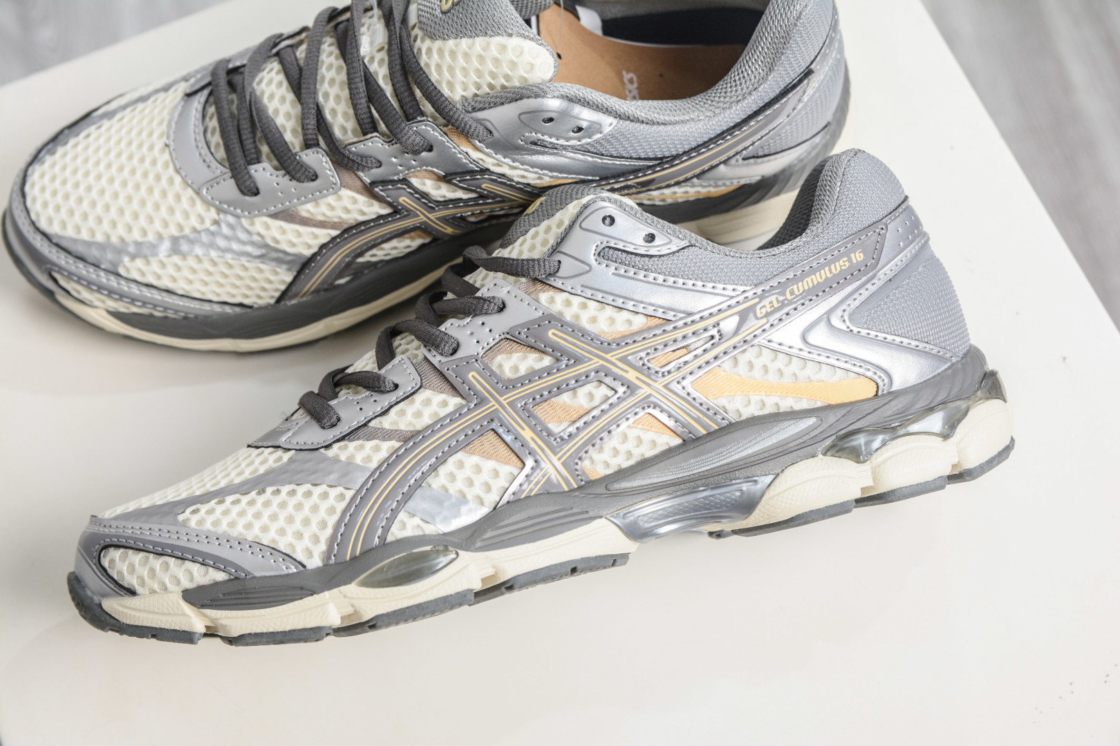 Asics Gel-Cumulus 16 亚瑟士复古透气休闲缓震耐磨跑步鞋 1203A733-101 Asics Gel-Cumulus 16 亚瑟士复古透气休闲缓震耐磨跑步鞋 1203A733-101