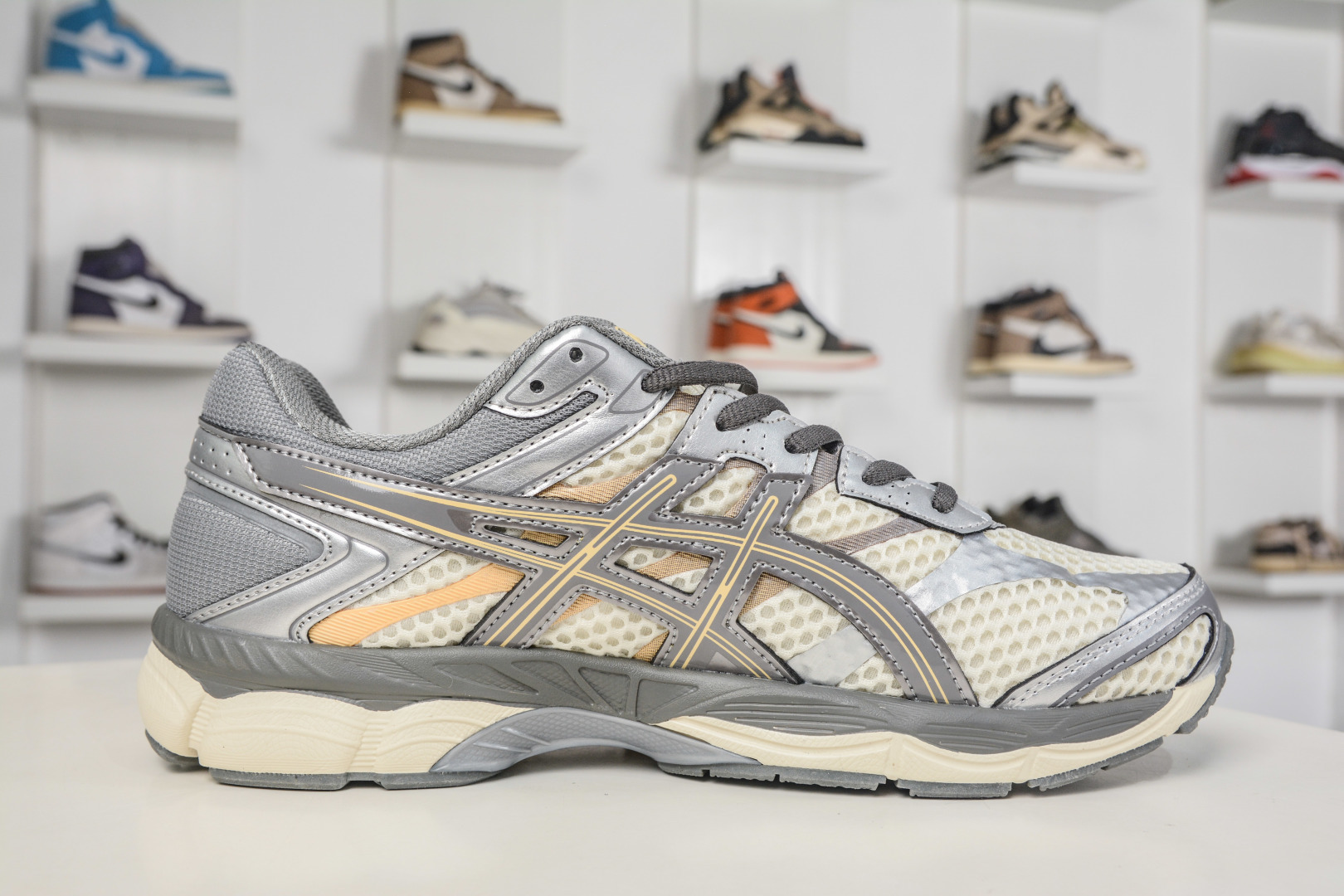 Asics Gel-Cumulus 16 亚瑟士复古透气休闲缓震耐磨跑步鞋 1203A733-101 Asics Gel-Cumulus 16 亚瑟士复古透气休闲缓震耐磨跑步鞋 1203A733-101