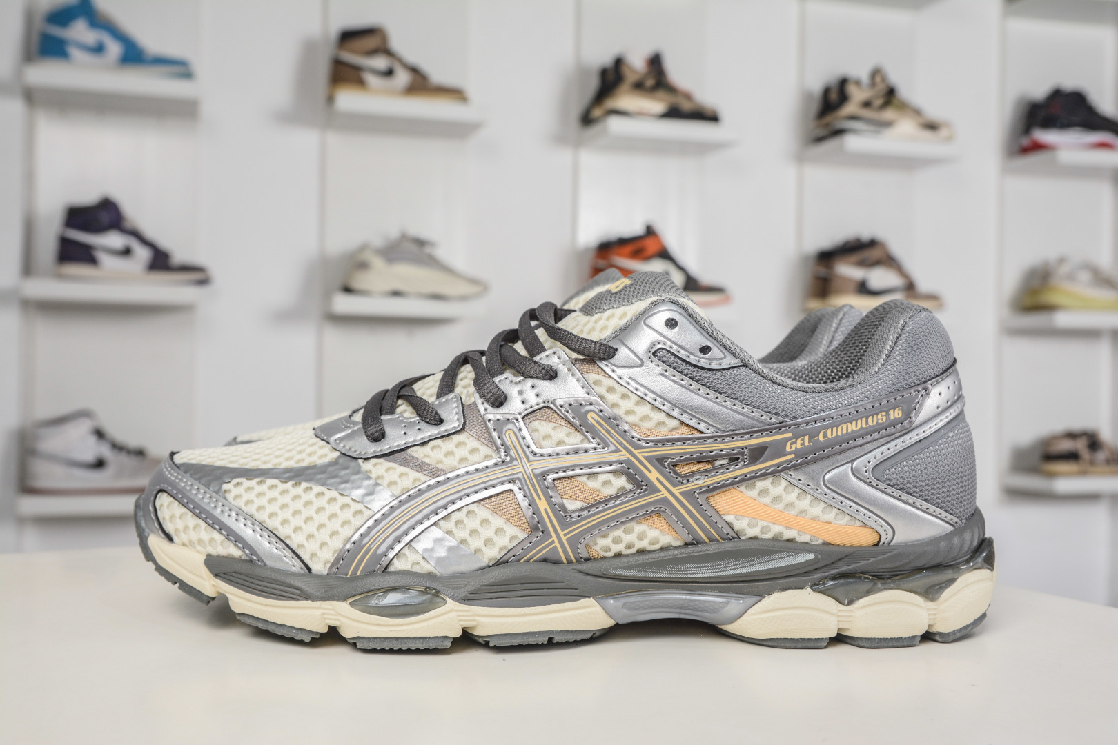 Asics Gel-Cumulus 16 亚瑟士复古透气休闲缓震耐磨跑步鞋 1203A733-101 Asics Gel-Cumulus 16 亚瑟士复古透气休闲缓震耐磨跑步鞋 1203A733-101