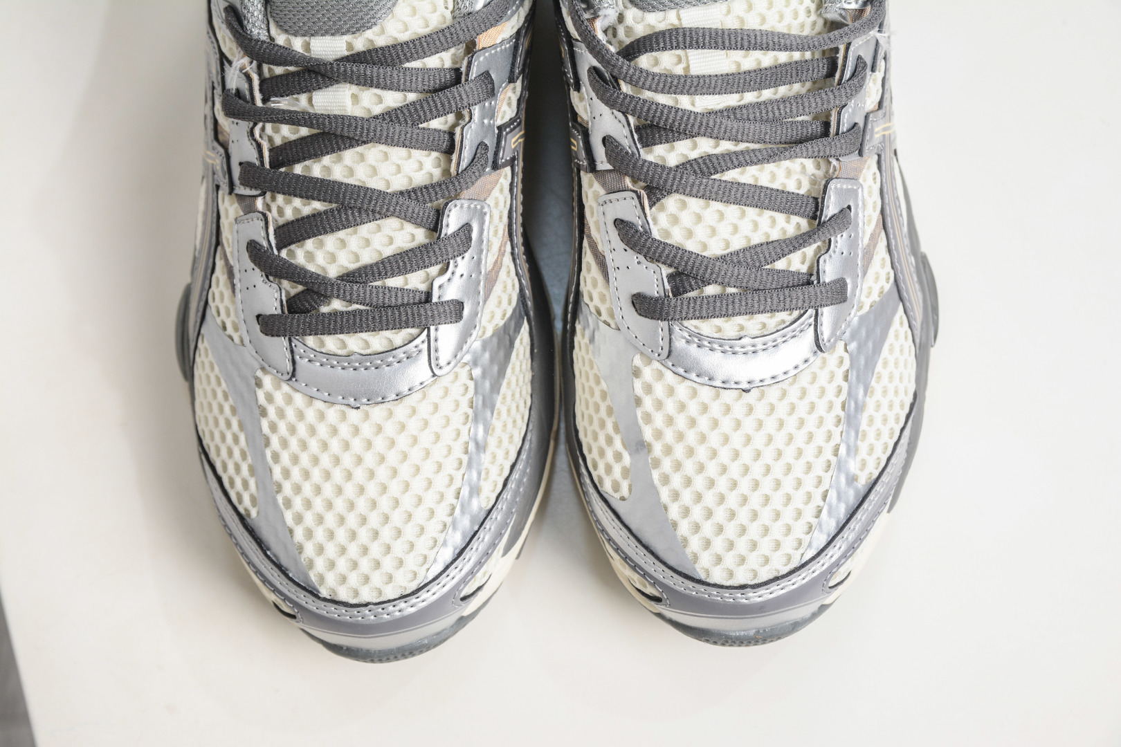 Asics Gel-Cumulus 16 亚瑟士复古透气休闲缓震耐磨跑步鞋 1203A733-101 Asics Gel-Cumulus 16 亚瑟士复古透气休闲缓震耐磨跑步鞋 1203A733-101