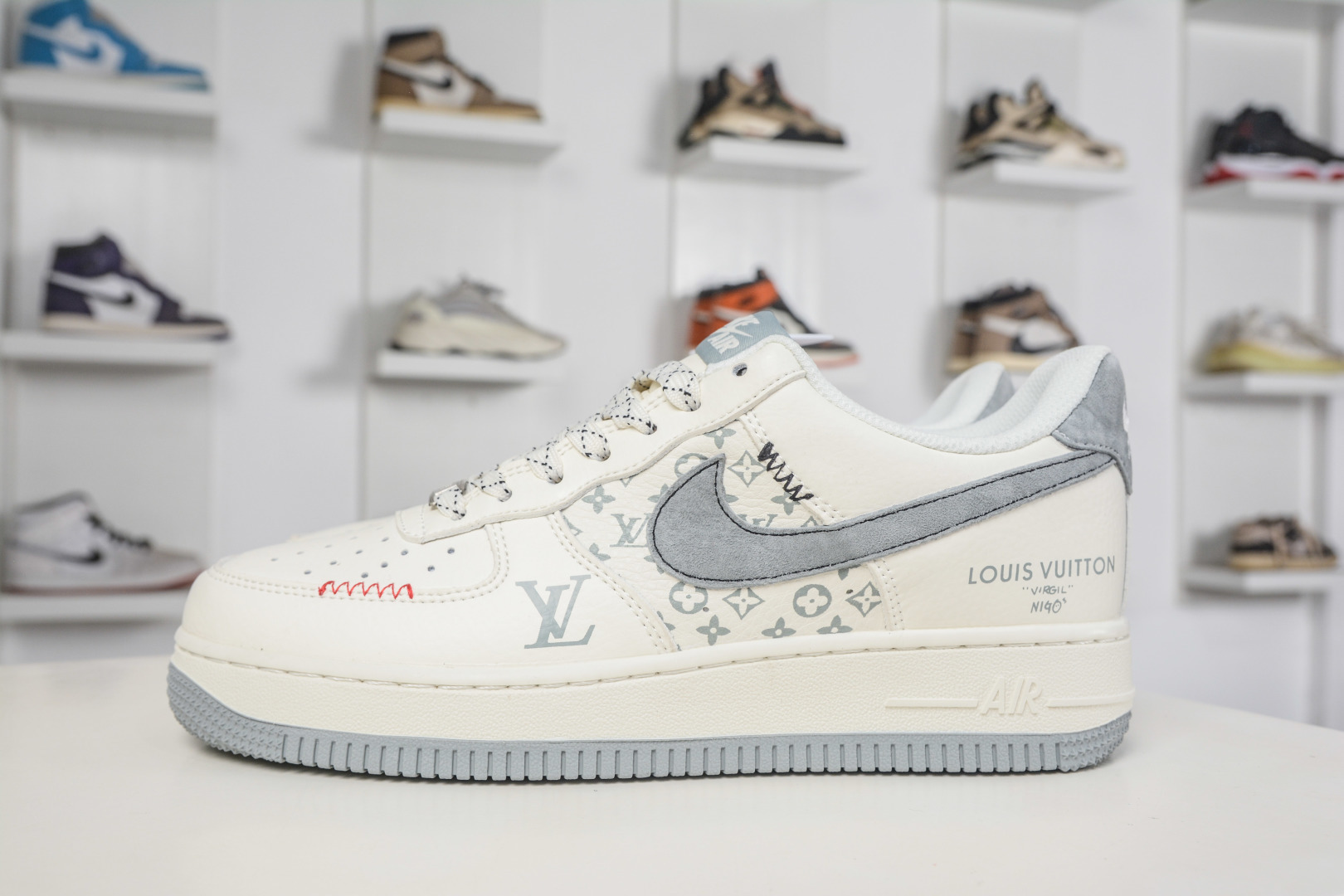 Nike Air Force 1 Low 07 x Louis Vuitton LV - :KG6699 F47
Taglia 36 36.5 37.5 38 38.5 39 40 40.5 41 42 42.5 43 44 44.5 45