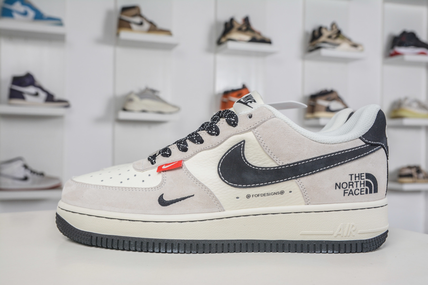 The North Face x NIke Air Force 1 - CS5288 096
Taglia: 36 36.5 37.5 38 38.5 39 40 40.5 41 42 42.5 43 44 44.5 45