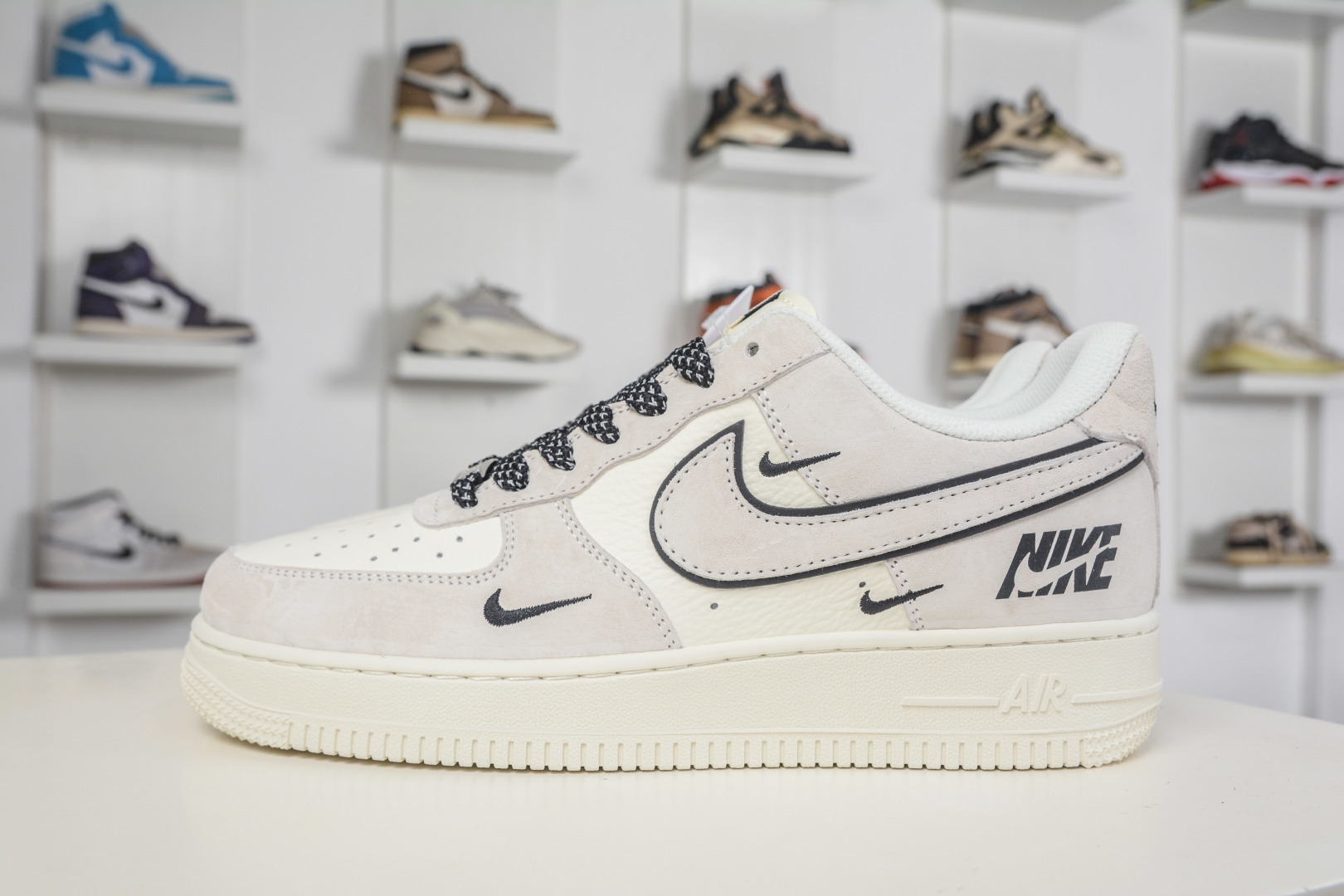 Nike Air Force 1 Low 07 CS5288 098
Taglia 36 36.5 37.5 38 38.5 39 40 40.5 41 42 42.5 43 44 44.5 45