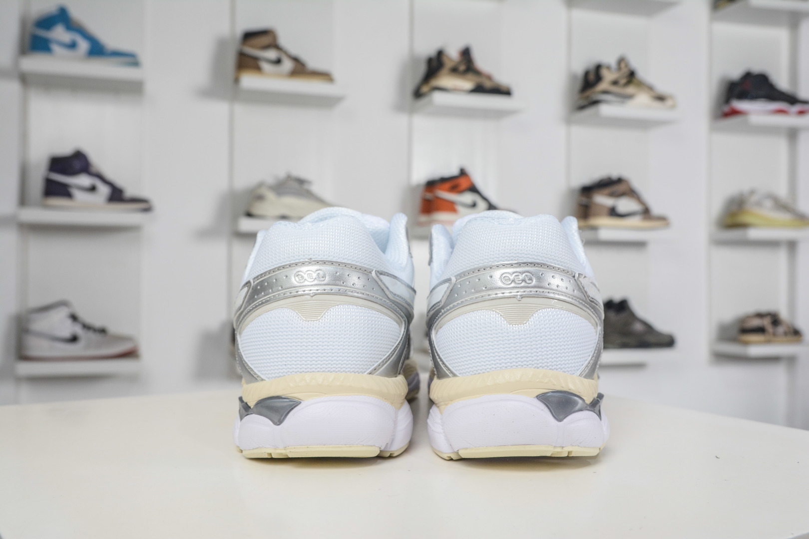 Asics Gel-Cumulus 16 亚瑟士复古透气休闲缓震耐磨跑步鞋 1203A733-102