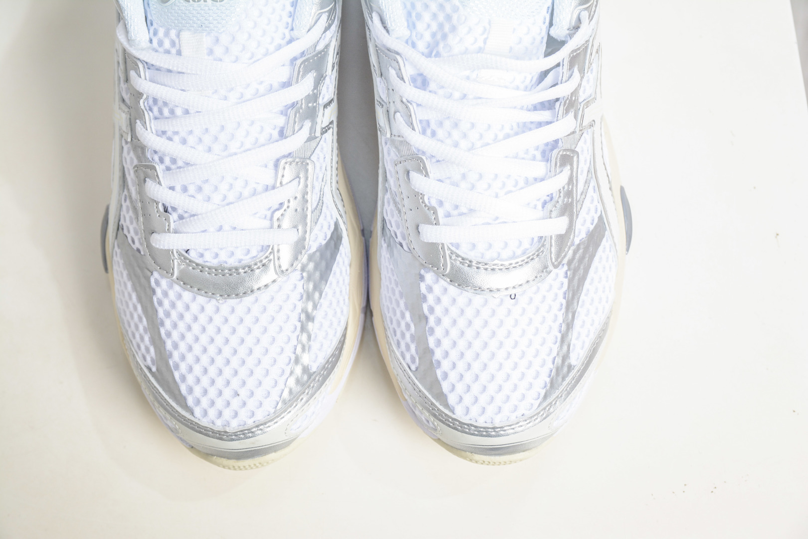 Asics Gel-Cumulus 16 亚瑟士复古透气休闲缓震耐磨跑步鞋 1203A733-102