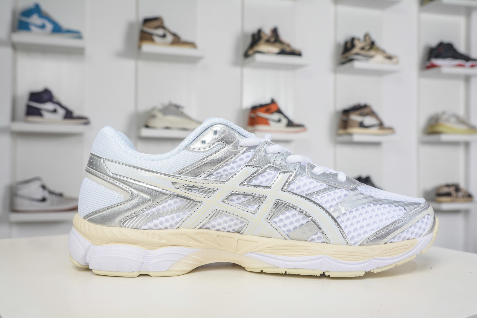 Asics Gel-Cumulus 16 亚瑟士复古透气休闲缓震耐磨跑步鞋 1203A733-102