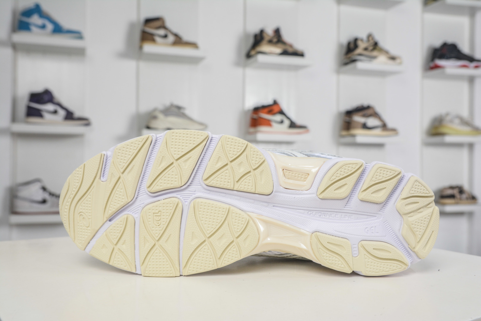 Asics Gel-Cumulus 16 亚瑟士复古透气休闲缓震耐磨跑步鞋 1203A733-102