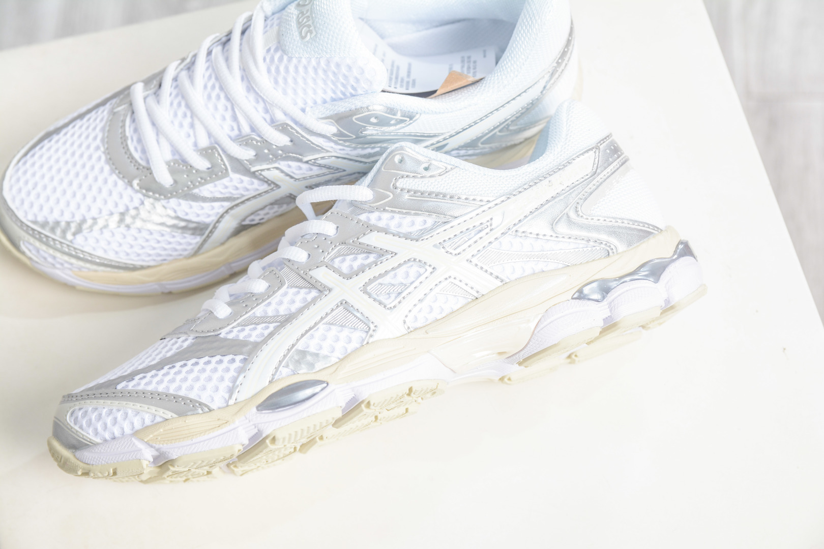 Asics Gel-Cumulus 16 亚瑟士复古透气休闲缓震耐磨跑步鞋 1203A733-102