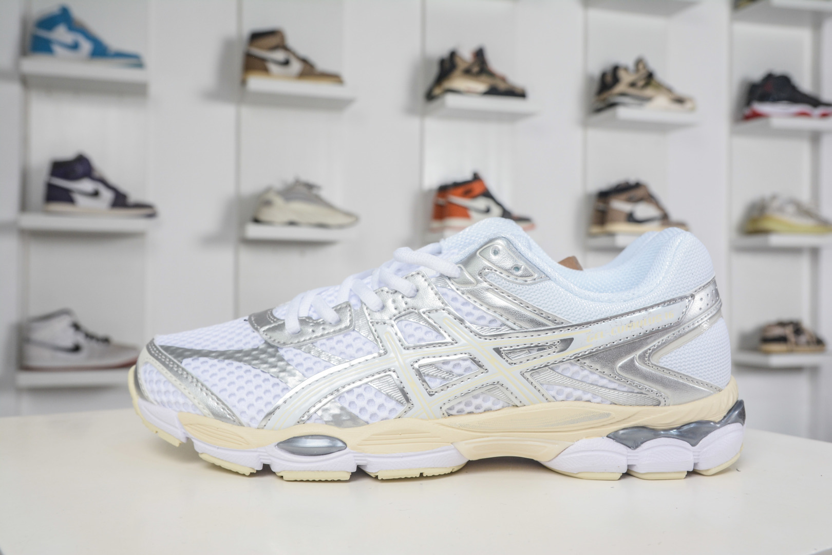 Asics Gel-Cumulus 16 亚瑟士复古透气休闲缓震耐磨跑步鞋 1203A733-102