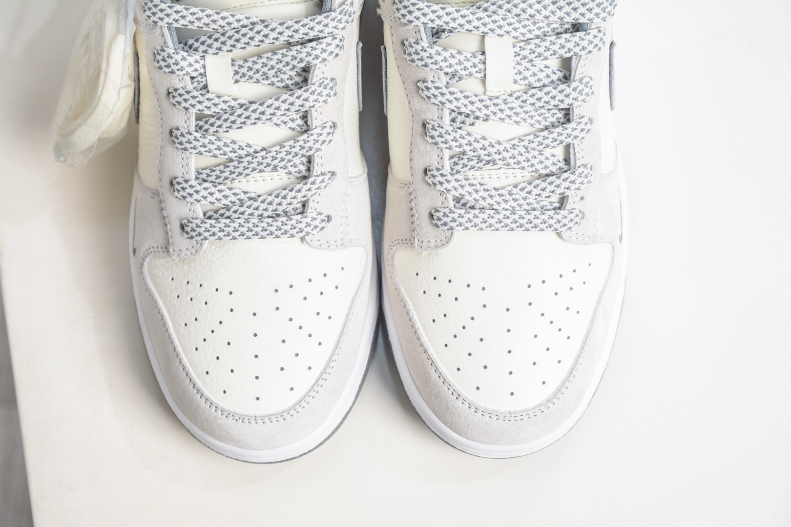 Nike SB Dunk Low x NIKE 耐克联名-灰白 CS1688-139 Nike SB Dunk Low x NIKE 耐克联名-灰白 CS1688-139