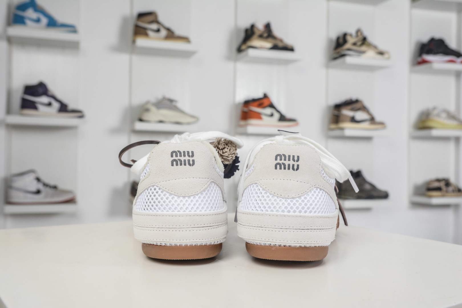 MiumiuGymnasium网面德训鞋26s春夏走秀款多元对撞传达现代风格此款有着鬼冢虎的影子拥有 MiumiuGymnasium网面德训鞋26s春夏走秀款多元对撞传达现代风格此款有着鬼冢虎的影子拥有