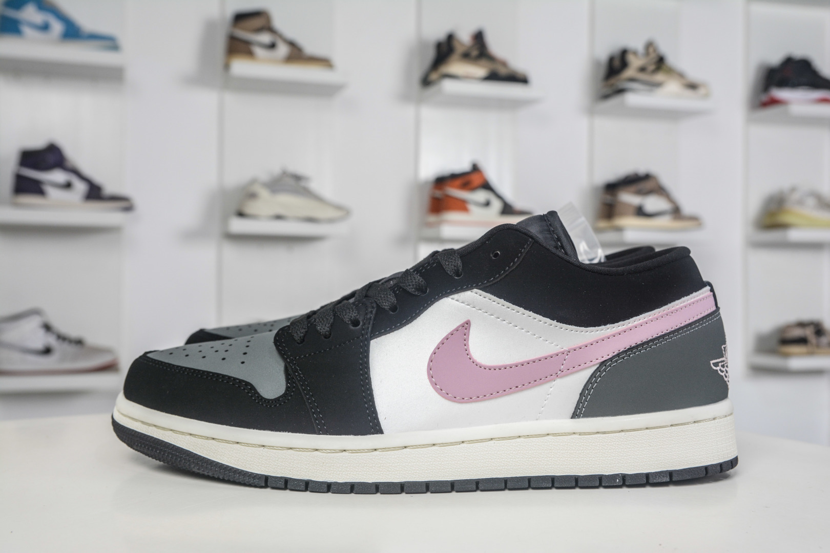 Air Jordan 1 Low AJ1 : II3788 003
Taglia 36 36.5 37.5 38 38.5 39 40 40.5 41 42 42.5 43 44 45 46