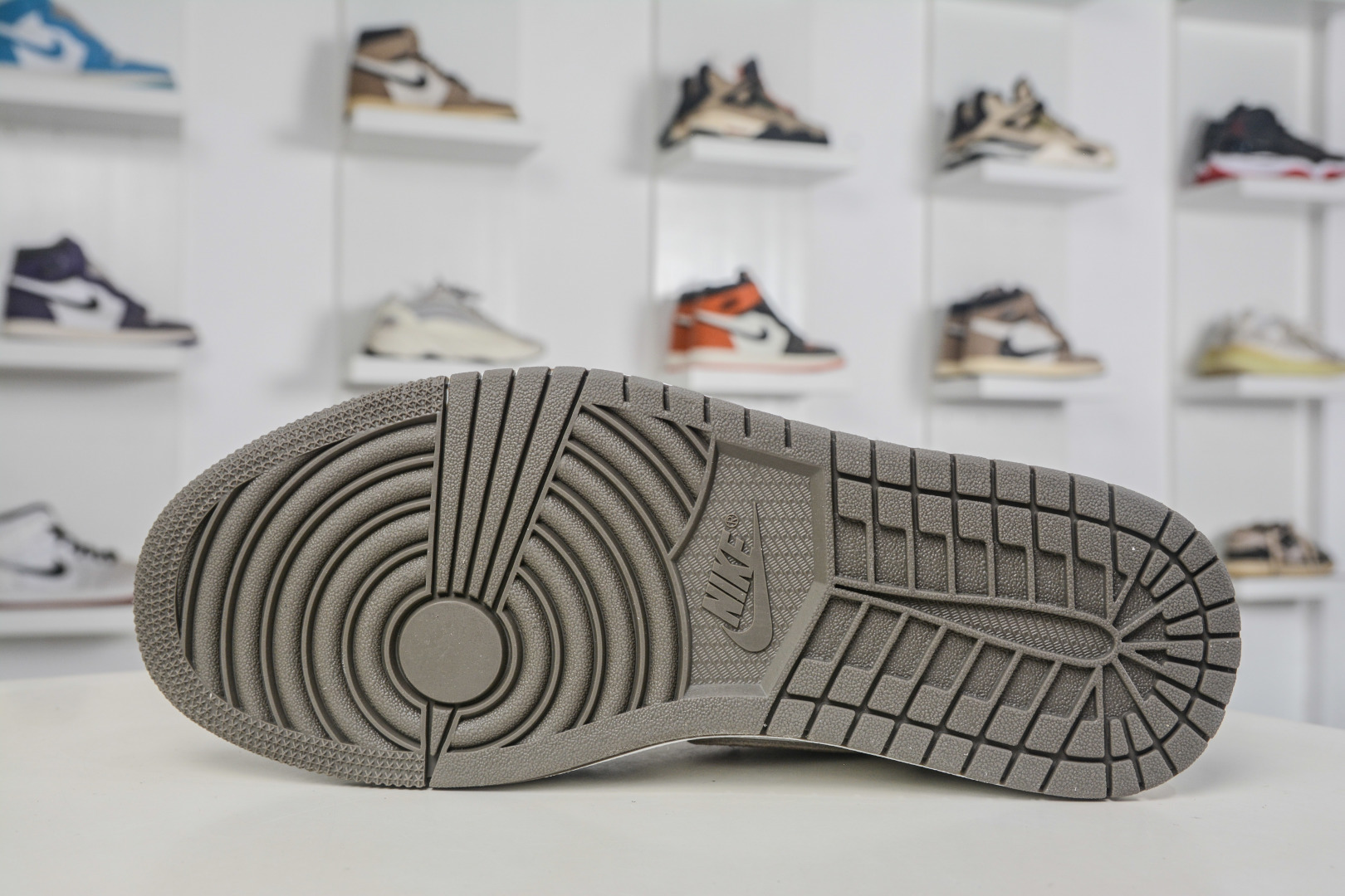 Air Jordan 1 Low 橄榄灰 AJ1 低帮休闲板鞋 553558-046 Air Jordan 1 Low 橄榄灰 AJ1 低帮休闲板鞋 553558-046