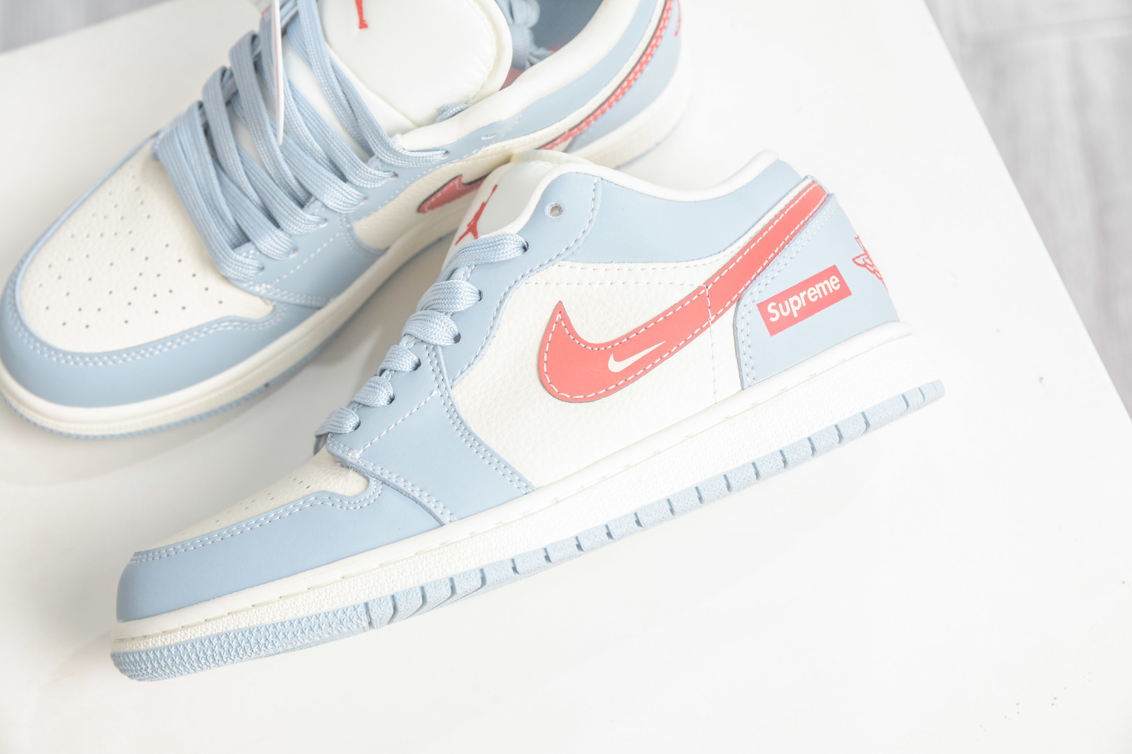 Air Jordan 1 Retro Low x Supreme SUP联名-白浅蓝红钩 QJ1988-012 Air Jordan 1 Retro Low x Supreme SUP联名-白浅蓝红钩 QJ1988-012