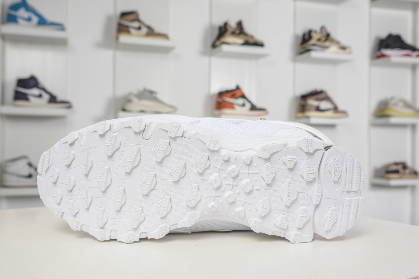 RAF SIMONS RUNNER 潮流运动 圆头系带 低帮休闲鞋采用光滑皮革 B24110 RAF SIMONS RUNNER 潮流运动 圆头系带 低帮休闲鞋采用光滑皮革 B24110