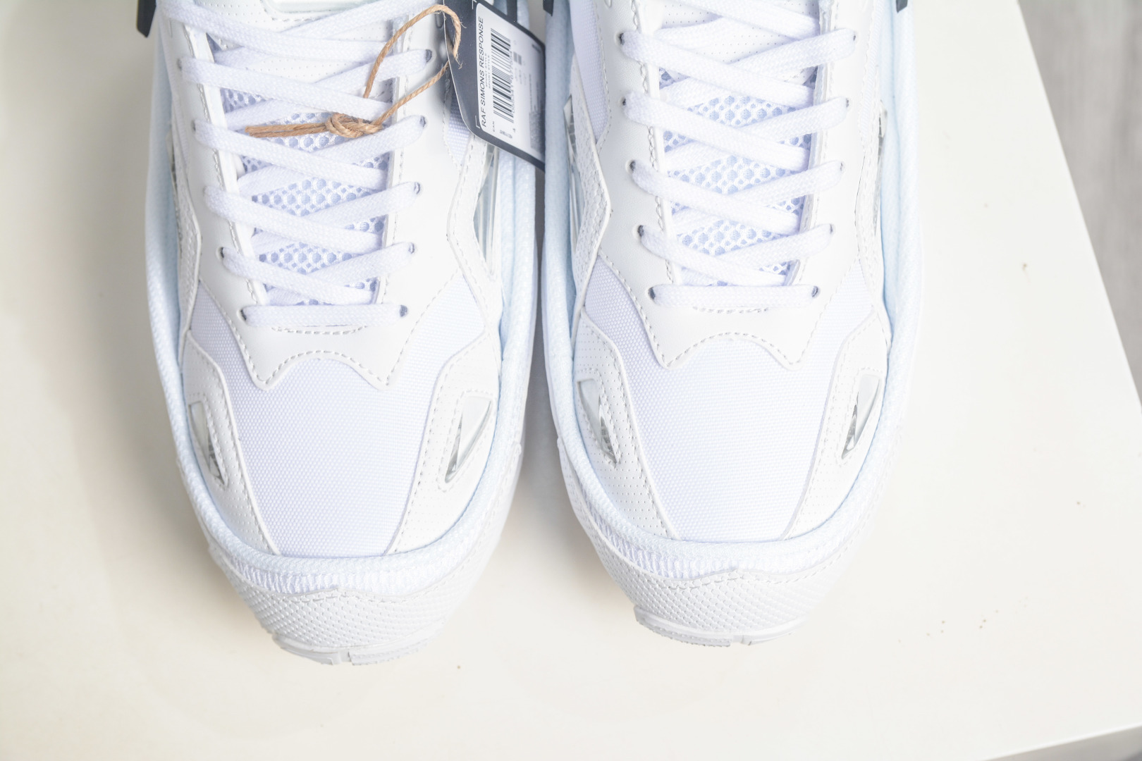 RAF SIMONS RUNNER 潮流运动 圆头系带 低帮休闲鞋采用光滑皮革 B24110 RAF SIMONS RUNNER 潮流运动 圆头系带 低帮休闲鞋采用光滑皮革 B24110